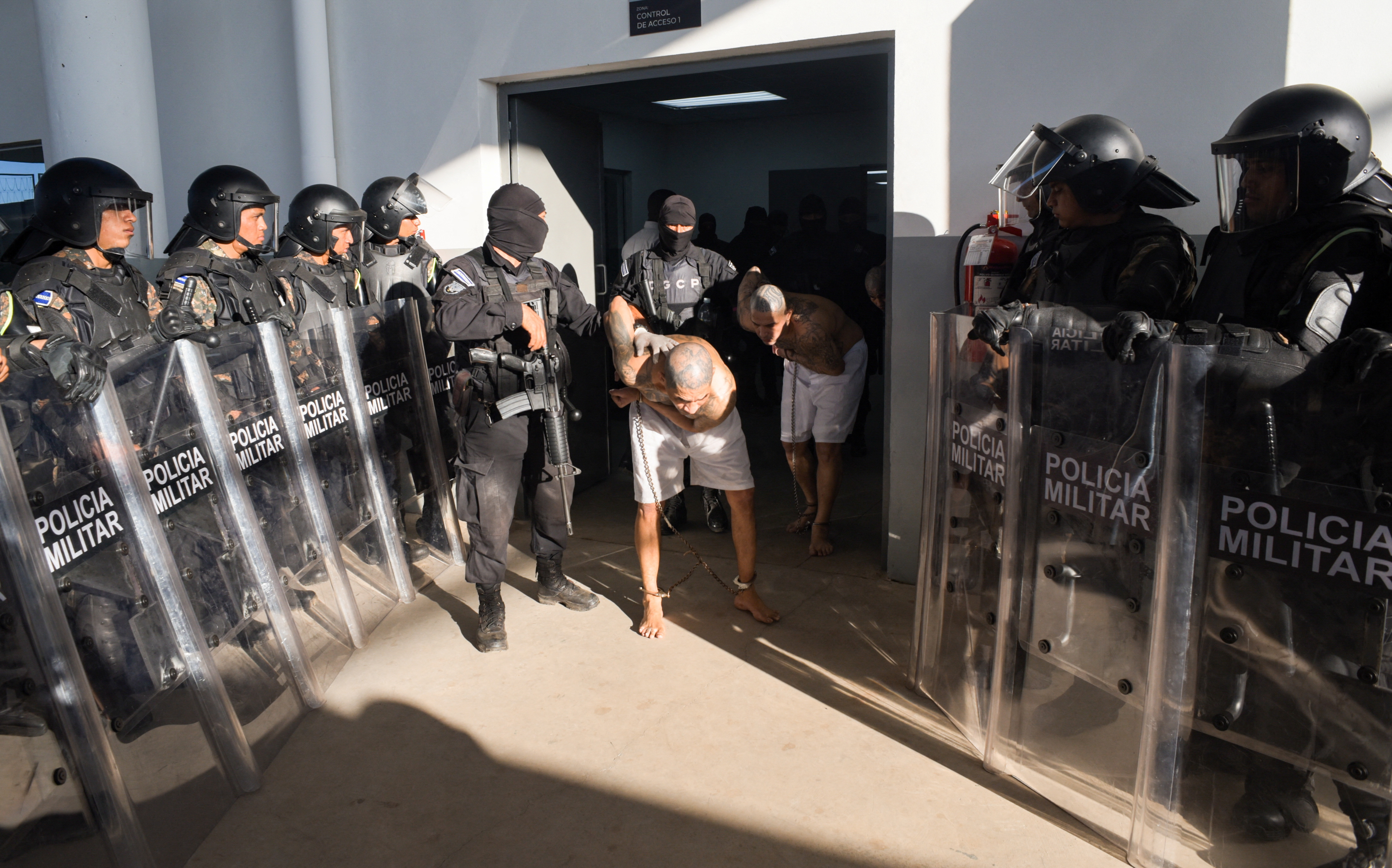 Ya en la gigantesca prisión, los pandilleros pertenecientes principalmente a la Mara Salvatrucha (MS-13) y a Barrio 18, fueron ingresando por grupos a varias celdas