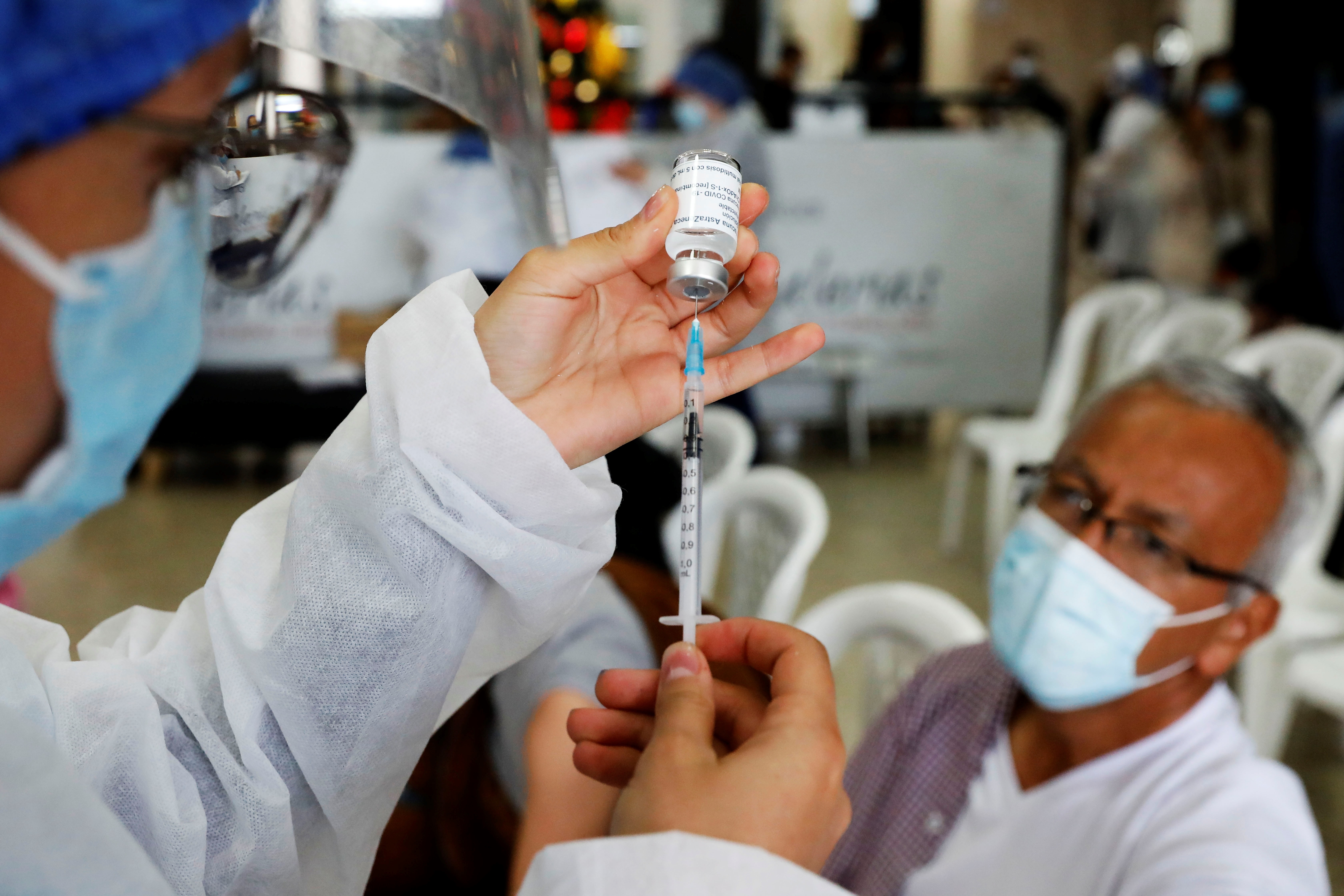 Fotografía de archivo de una enfermera mientras prepara una dosis de la vacuna contra la covid-19 en Bogotá (Colombia). EFE/ Carlos Ortega
