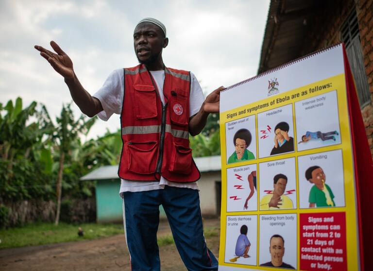 Para mejorar la prevención se dan capacitaciones a la población en Uganda/IFRC