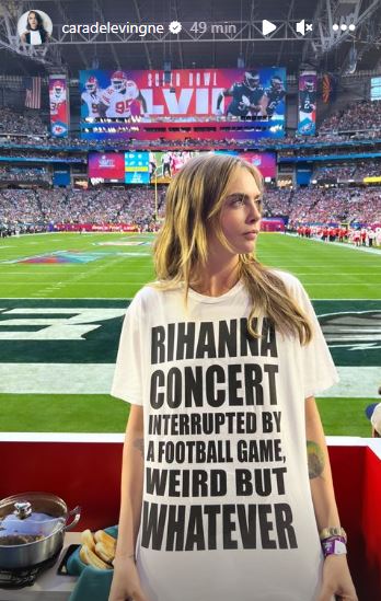 La actriz y modelo Cara Delavigne usó una remera que dejó en claro su amistad con la cantante. "Un concierto de Rihanna interrumpido por un juego de futbol, raro, pero qué más da", aseguraba la prenda que lució la artista / (Instagram/@caradelevigne)