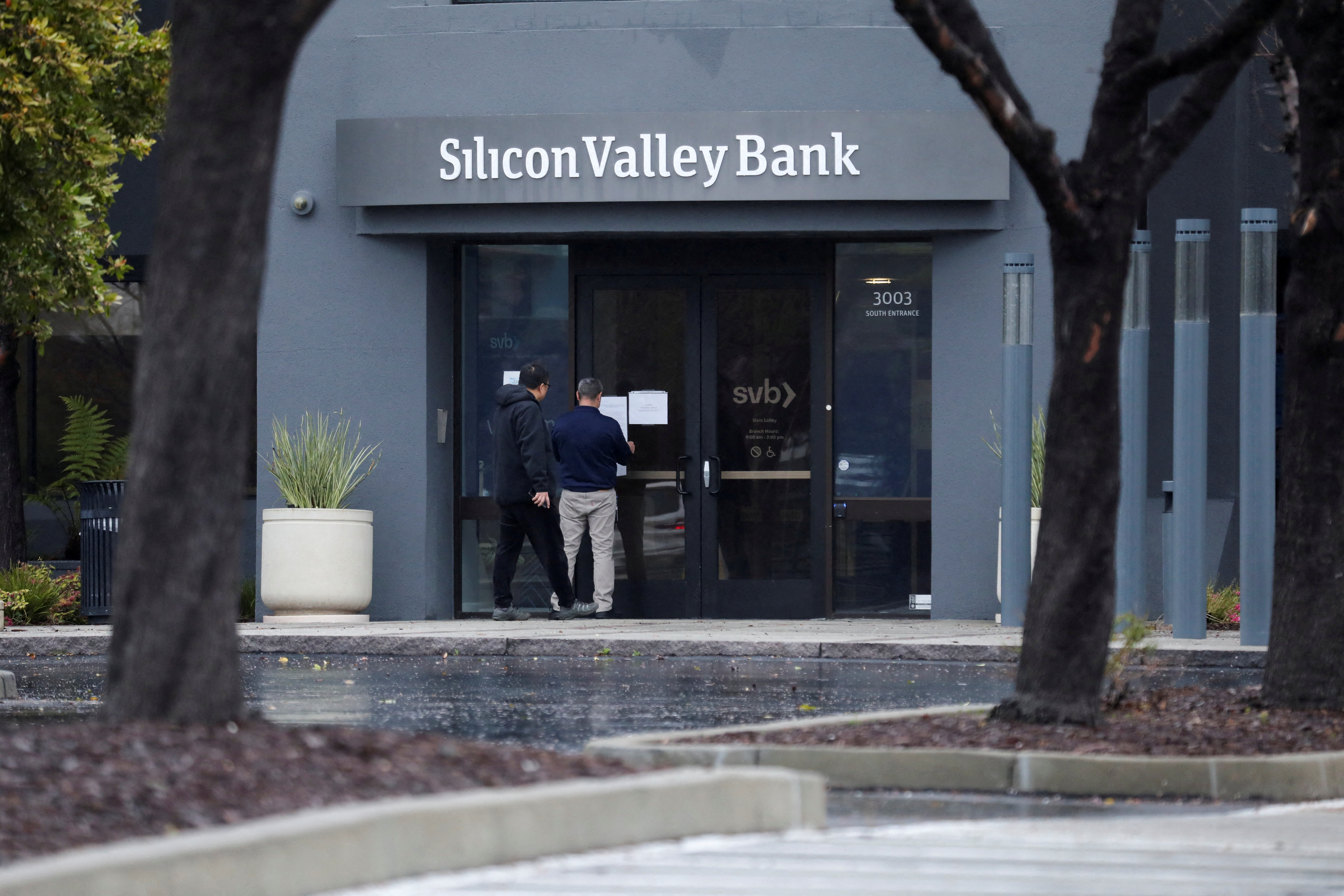 Dos agentes reguladores clausuran una de las sucursales del Silicon Valley Bank de California. (REUTERS/Nathan Frandino/File Photo)