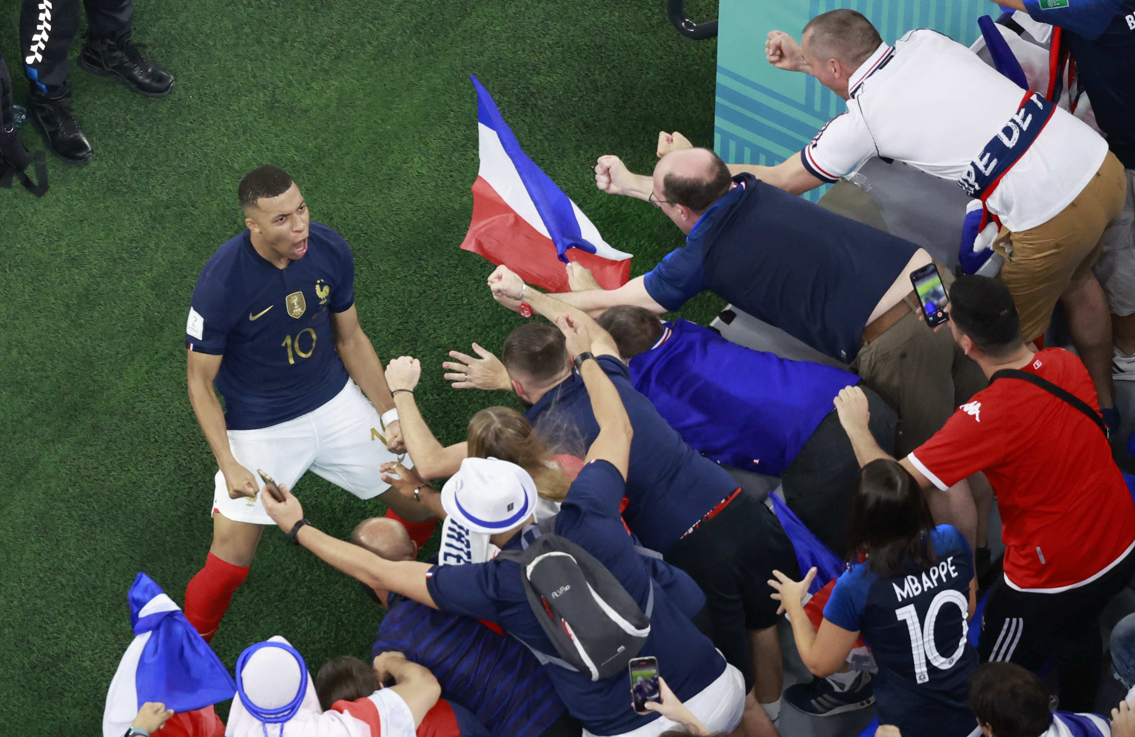 Kylian Mbappé celebra con los fanáticos franceses el gol del triunfo ante Dinamarca (REUTERS/Peter Cziborra)