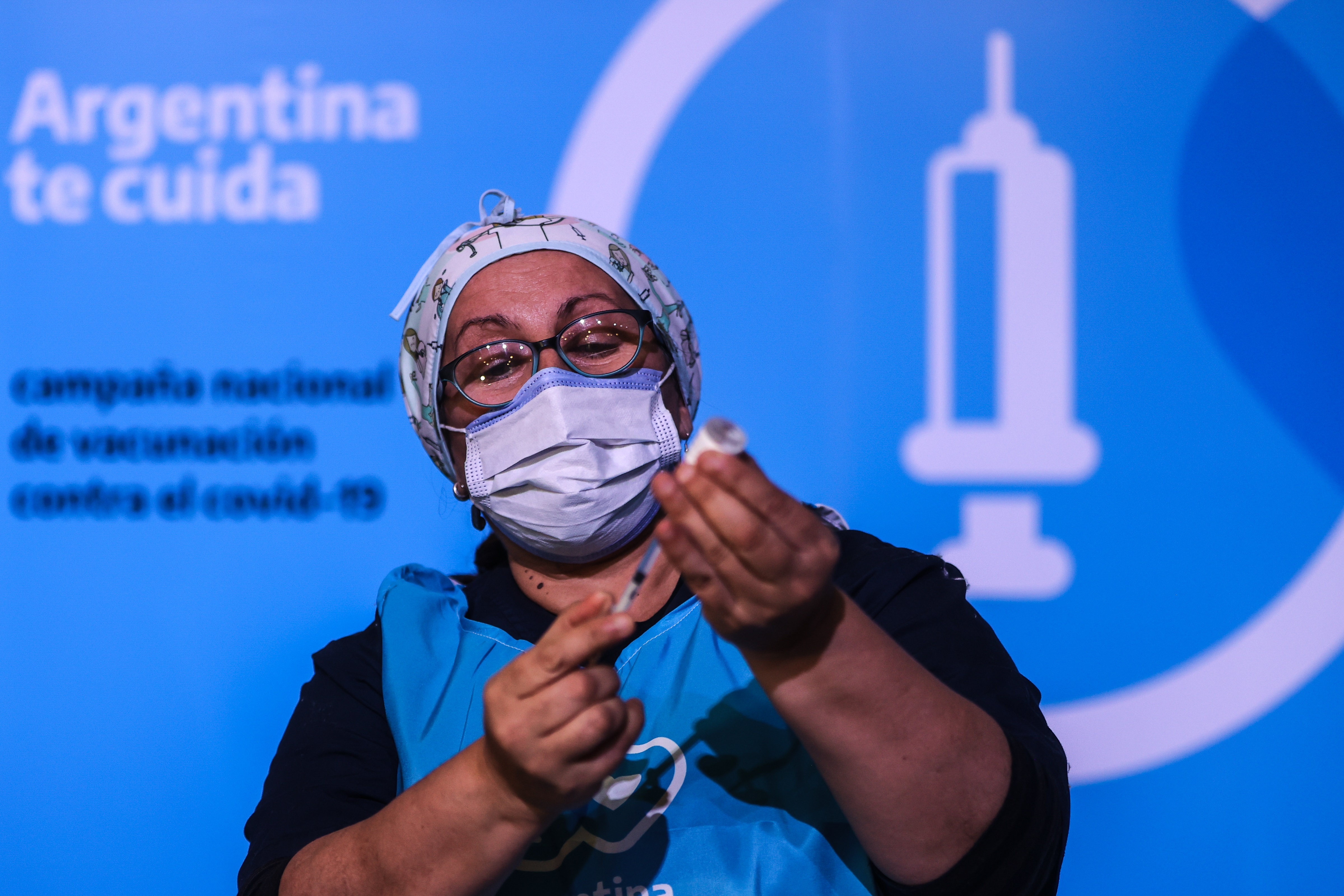 De acuerdo con datos oficiales difundidos este jueves, en Argentina se han aplicado 74,6 millones de dosis y se han distribuido 93,7 millones por todo el país. En la imagen un registro de archivo de una enfermera al preparar una dosis de una vacuna contra la covid-19, en Buenos Aires (Argentina). EFE/Juan Ignacio Roncoroni

