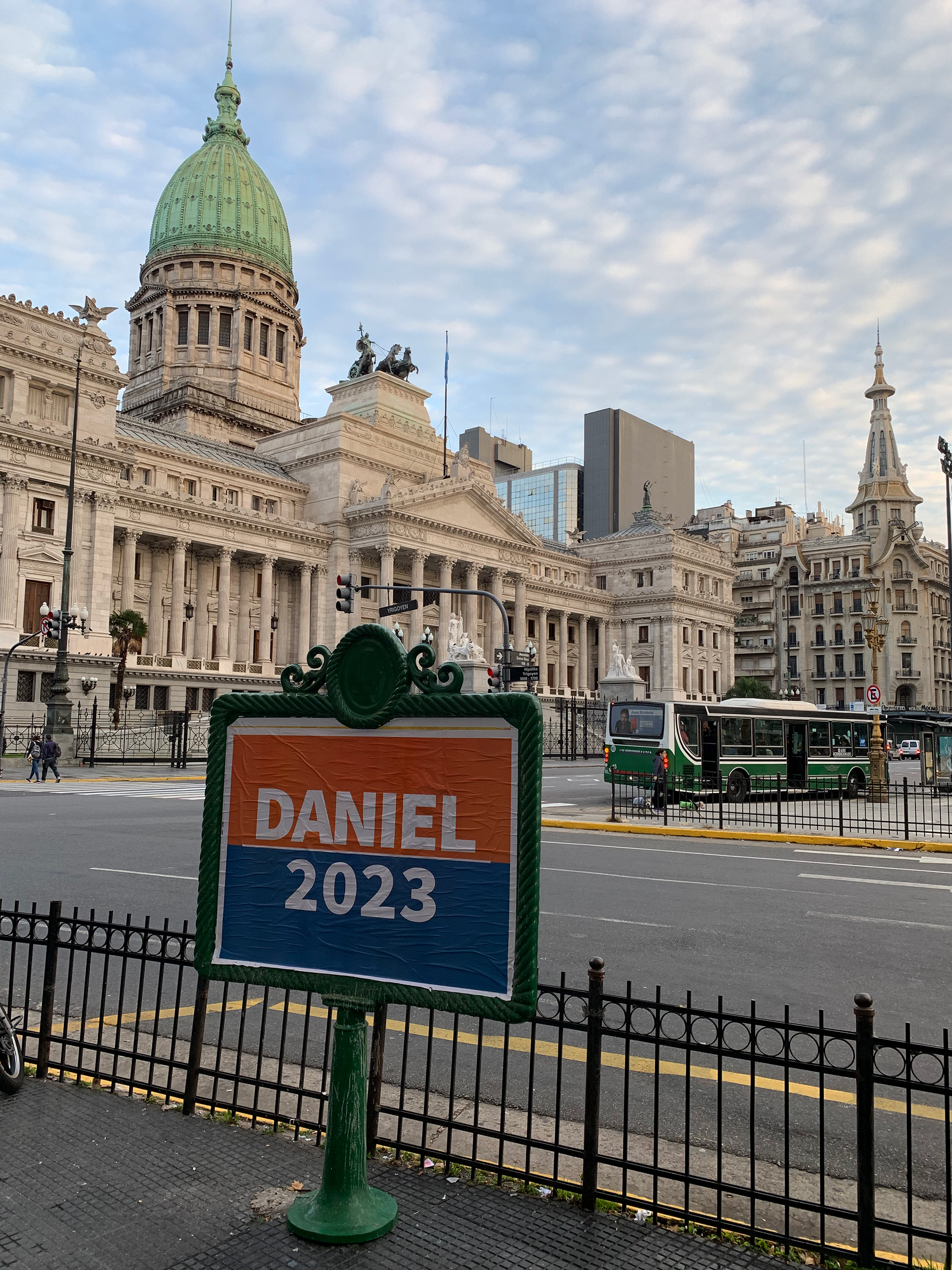 Esta semana aparecieron afiches en la Ciudad de Buenos Aires con la inscripción Daniel 2023. El ex gobernador bonaerense todavía piensa en pelear por su candidatura en las PASO del Frente de Todos.