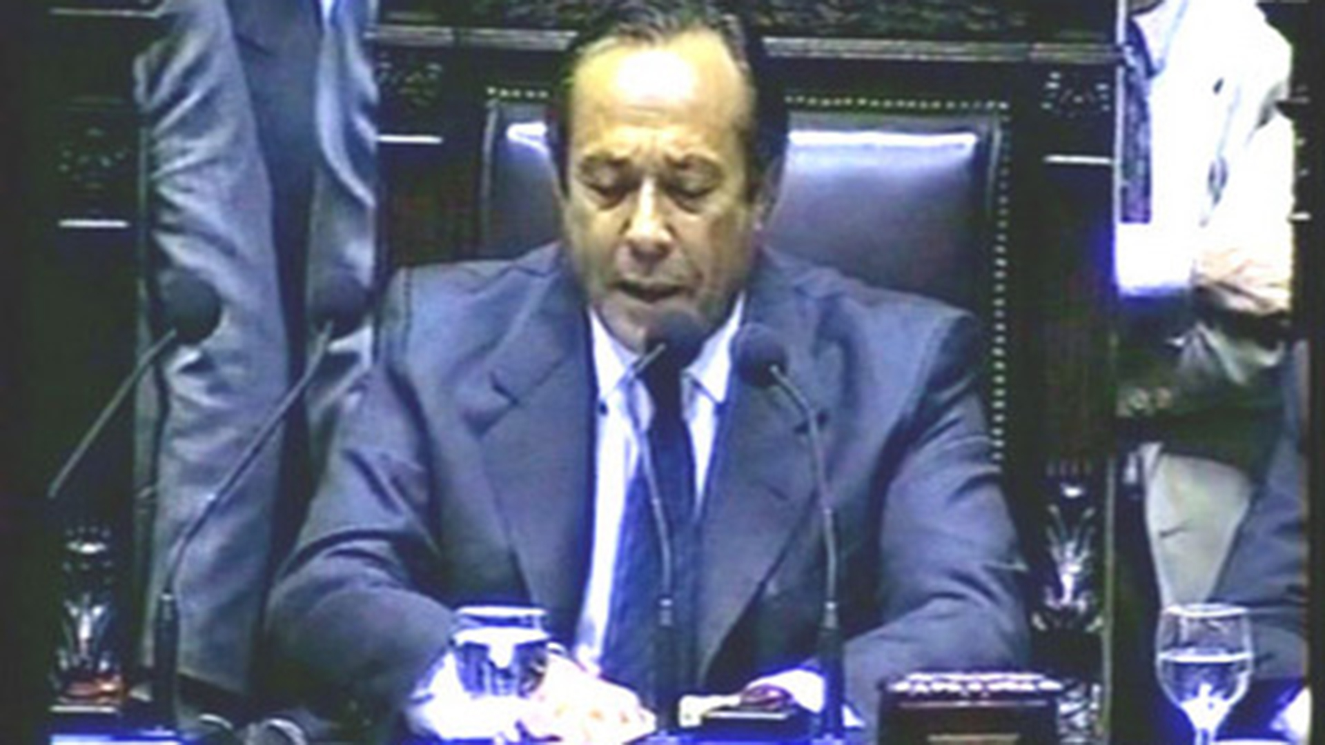 En el Congreso y con aplausos, Adolfo Rodríguez Saa anunció el default de la deuda pública en su breve presidencia sobre el final de 2001