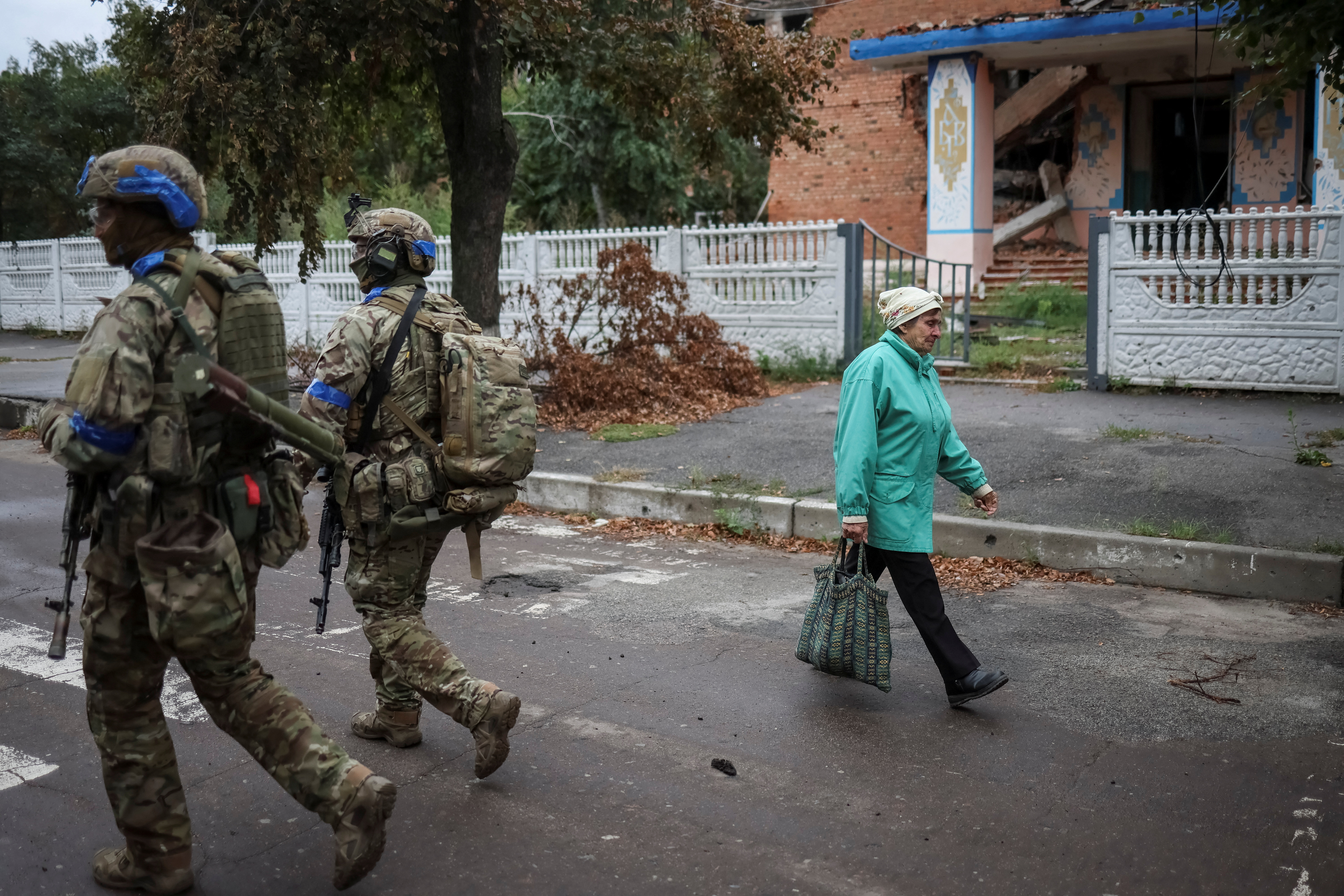 Soldados ucranianos patrullan en Kharkiv tras recuperar el control de la zona (Reuters)