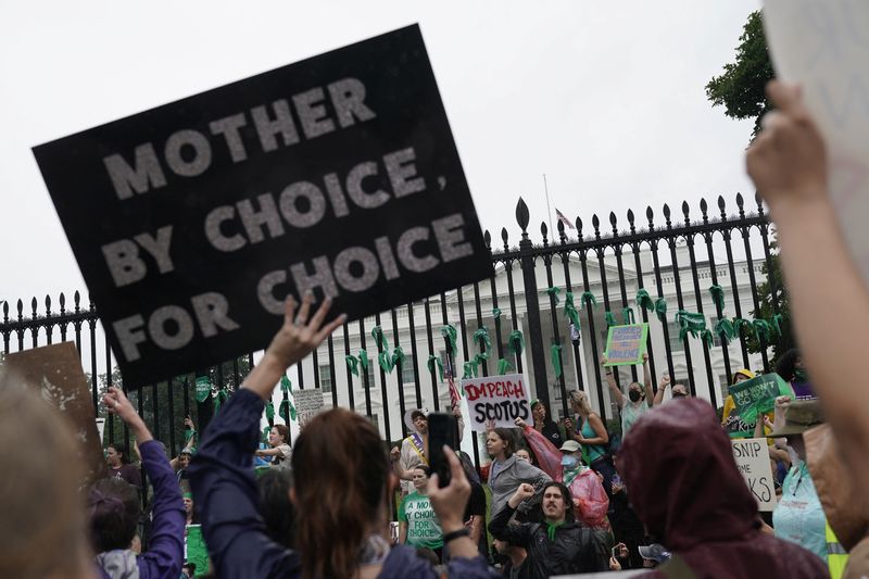IMAGEN DE ARCHIVO: Activistas de la Marcha de las Mujeres sostienen carteles frente a la Casa Blanca tras la decisión de la Corte Suprema de anular la histórica decisión sobre el aborto Roe v Wade (REUTERS/Joshua Roberts)