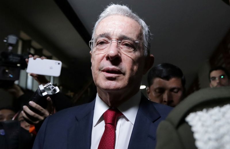 Jueza se declara impedida para seguir con el caso contra Álvaro Uribe y  regresa el expediente a la Fiscalía - Infobae