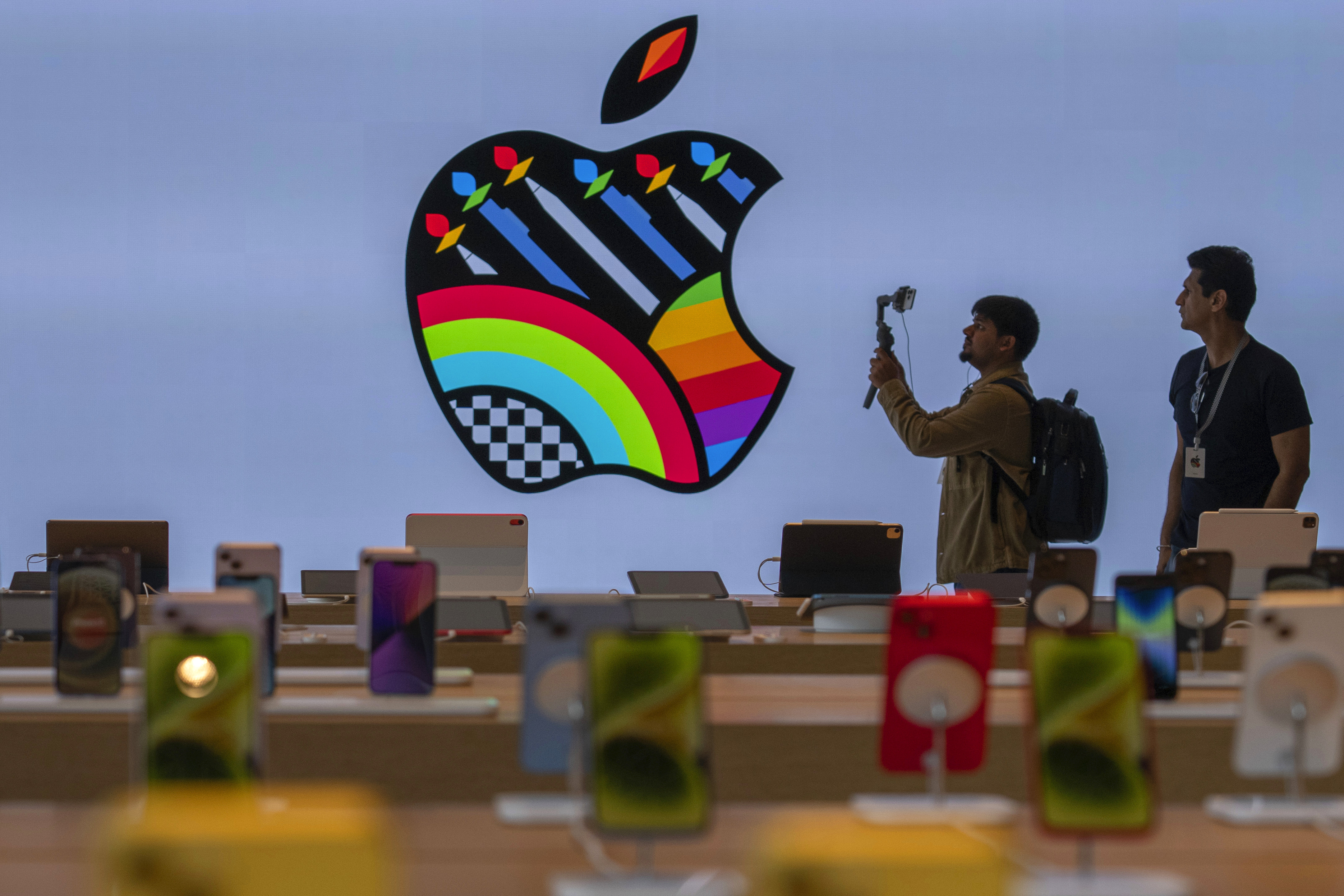 iPhones en exhibición durante una presentación para la prensa de la primera Apple Store de la India, el lunes 17 de abril de 2023, en Mumbai, India. (AP Foto/Rafiq Maqbool)