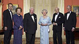 Isabel II y algunos de los primeros ministros que sirvieron bajo su reinado. Blair, Thatcher, Callahan, Major.