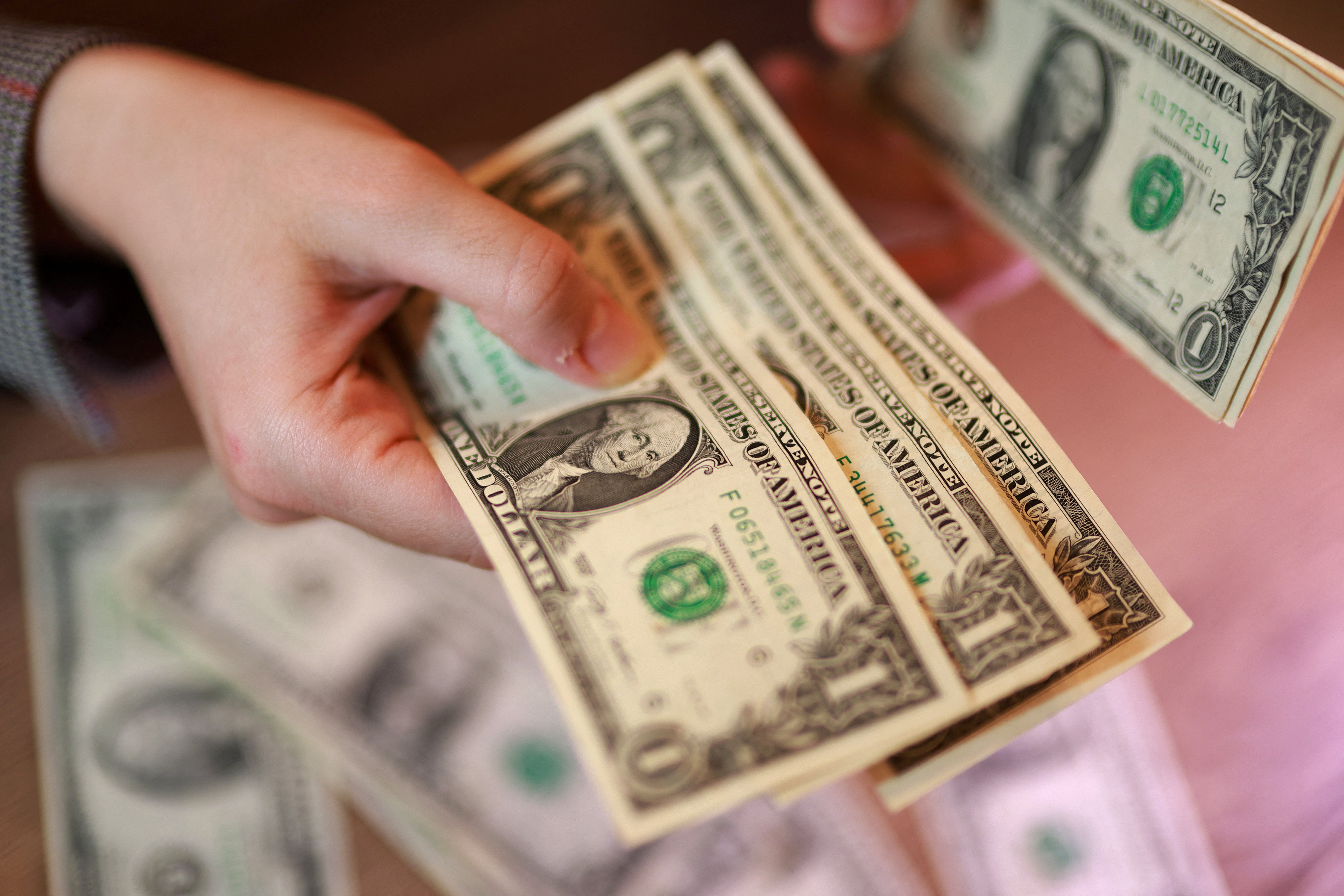 El d&oacute;lar subi&oacute; por tercer d&iacute;a seguido y el blue volvi&oacute; a tocar su nivel m&aacute;s alto de 2026