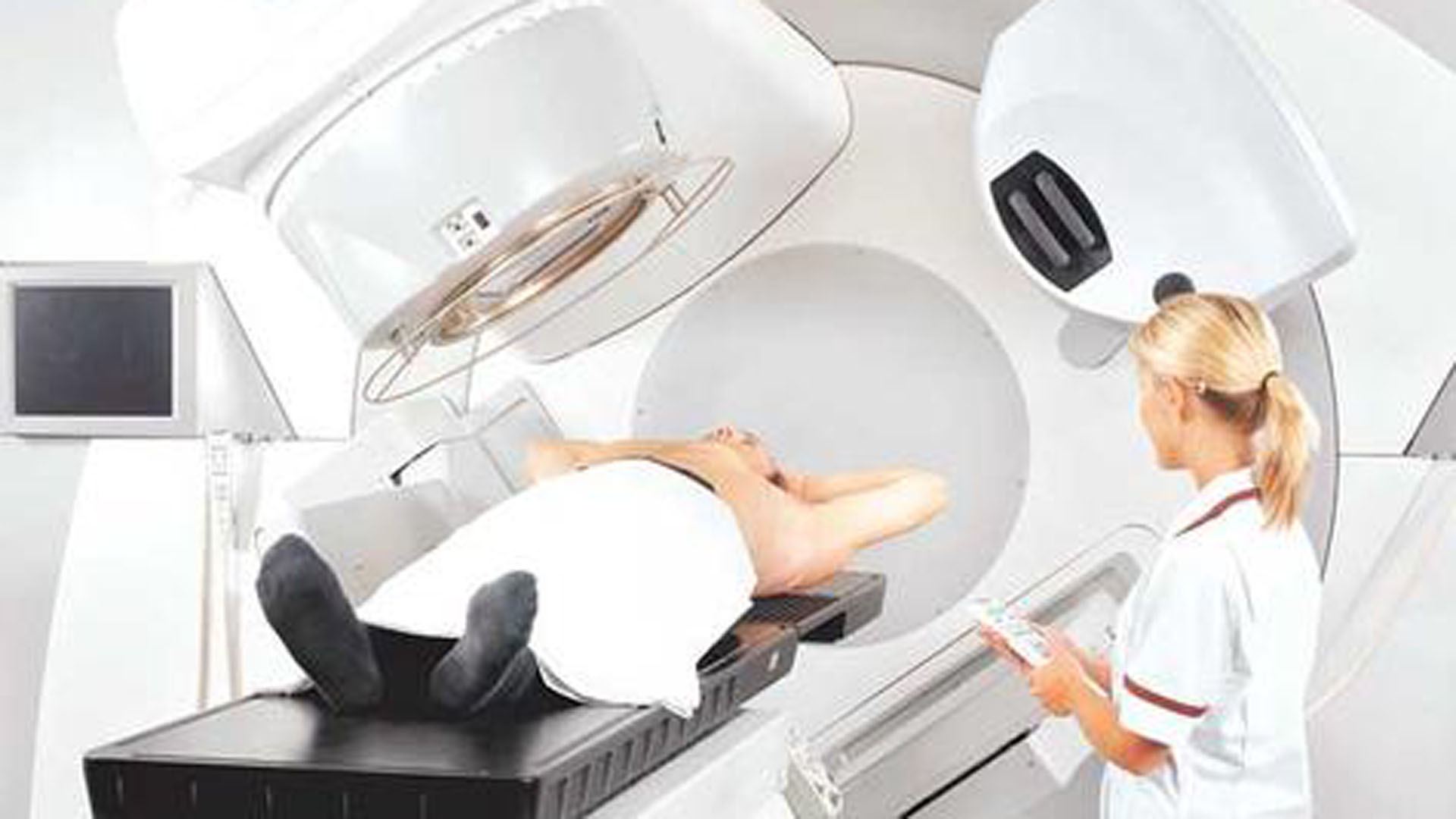 Los radioterapia se utiliza para destruir las células cancerosas y demorar el crecimiento del tumor sin dañar el tejido sano cercano