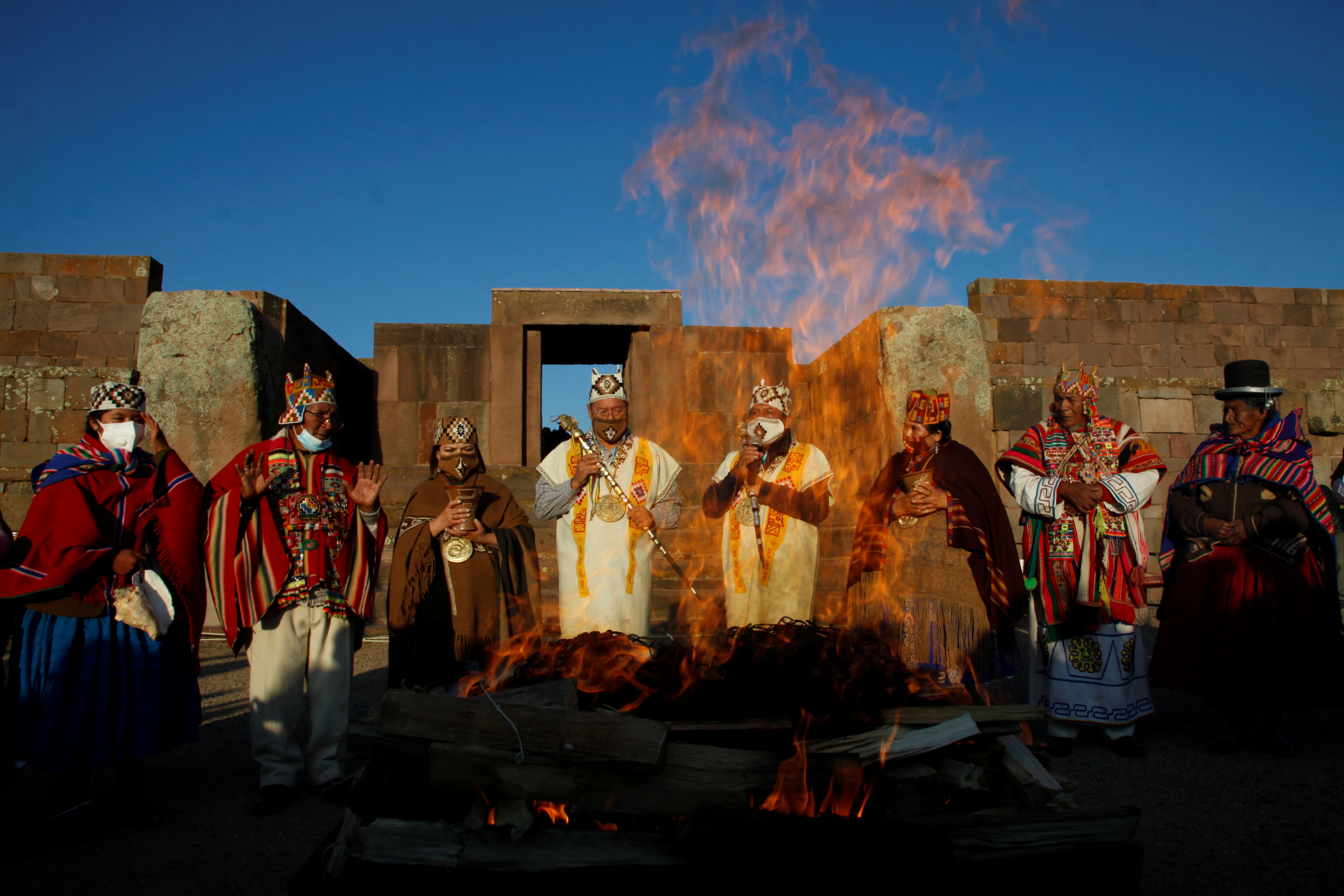 El presidente electo de Bolivia, Luis Arce, y el vicepresidente electo, David Choquehuanca, participan en una ceremonia indígena en el antiguo sitio de Tiwanaku el 6 de noviembre de 2020.  (REUTERS)