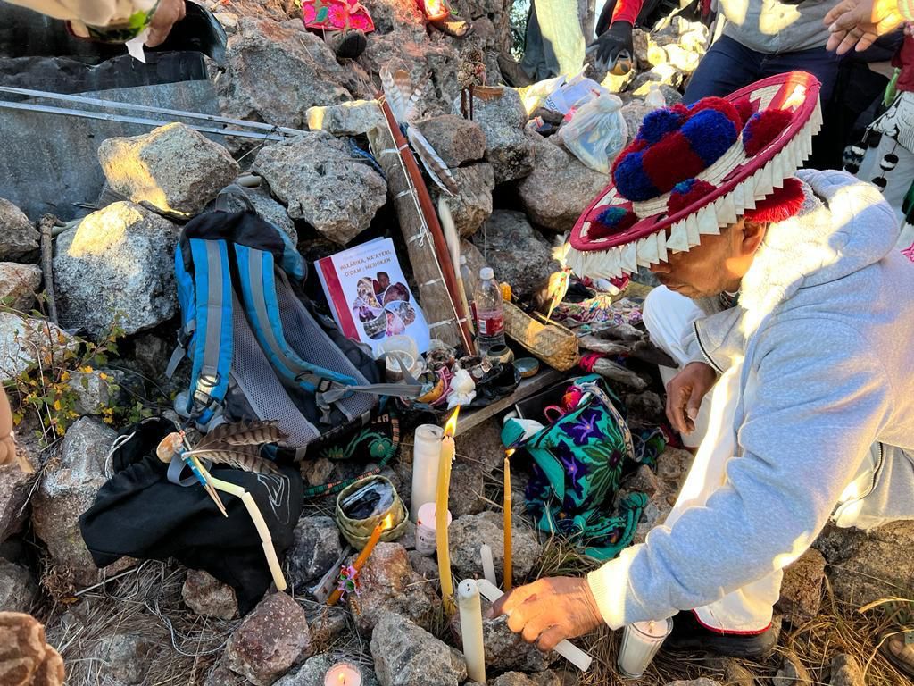 En la cima de Cerro Gordo, tanto las autoridades del gobierno de México como las de los cuatro pueblos llevaron a cabo rituales tradicionales el 24 de noviembre (Presidencia de México)