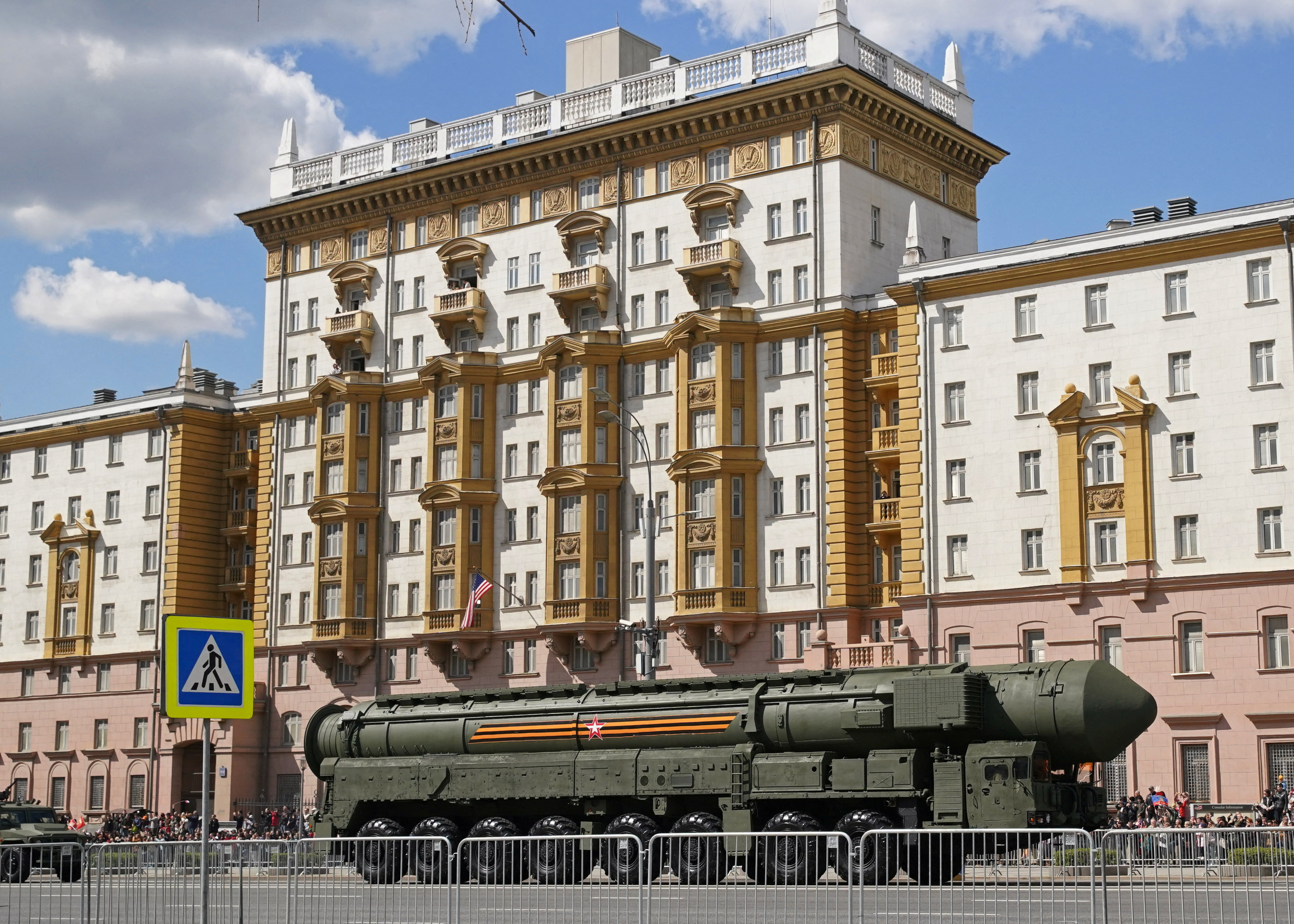 Un misil Yars pasa frente a la embajada estadounidense en Moscú (Reuters)
