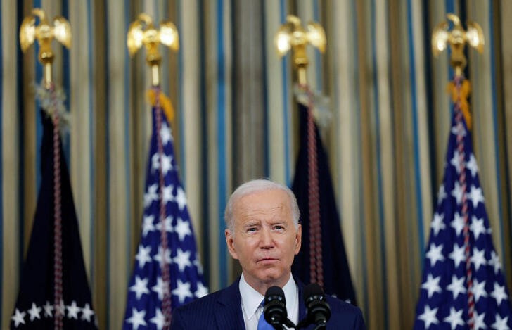 El presidente de EEUU, Joe Biden, comenta los resultados de las elecciones de medio término en un salón de la Casa Blanca, Washington, EEUU. 9 noviembre 2022. REUTERS/Tom Brenner