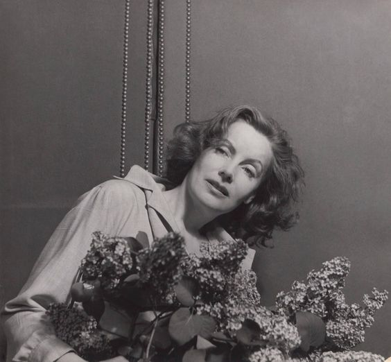 A pesar de que obtuvo dos nominaciones a los Óscar, la actriz nunca fue galardonada con la estatuilla. Sin embargo, en 1955 fue conmemorada con el óscar por su trayectoria. Aunque ella no se presentó Fotos @22davidperez