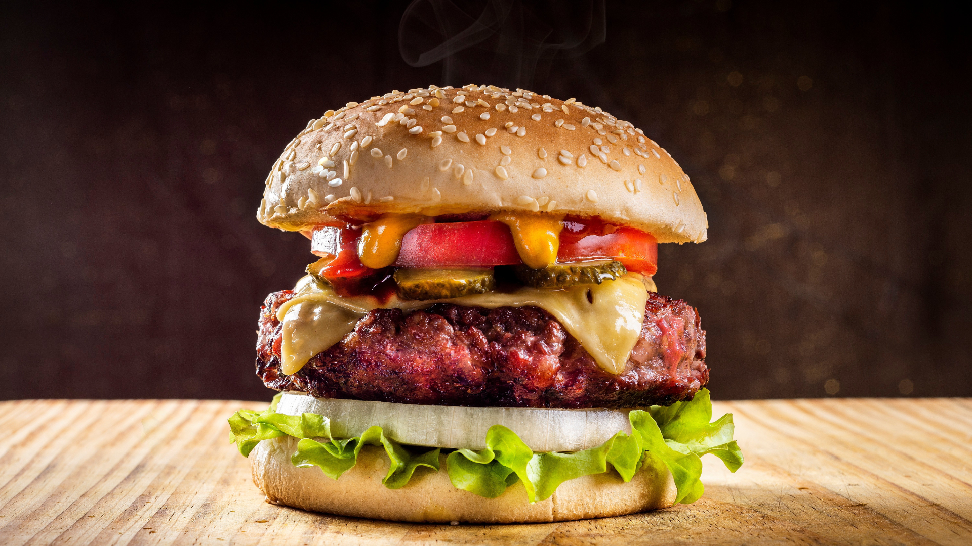 La hamburguesa es un plato que nos sumerge en un mundo de placer culinario.