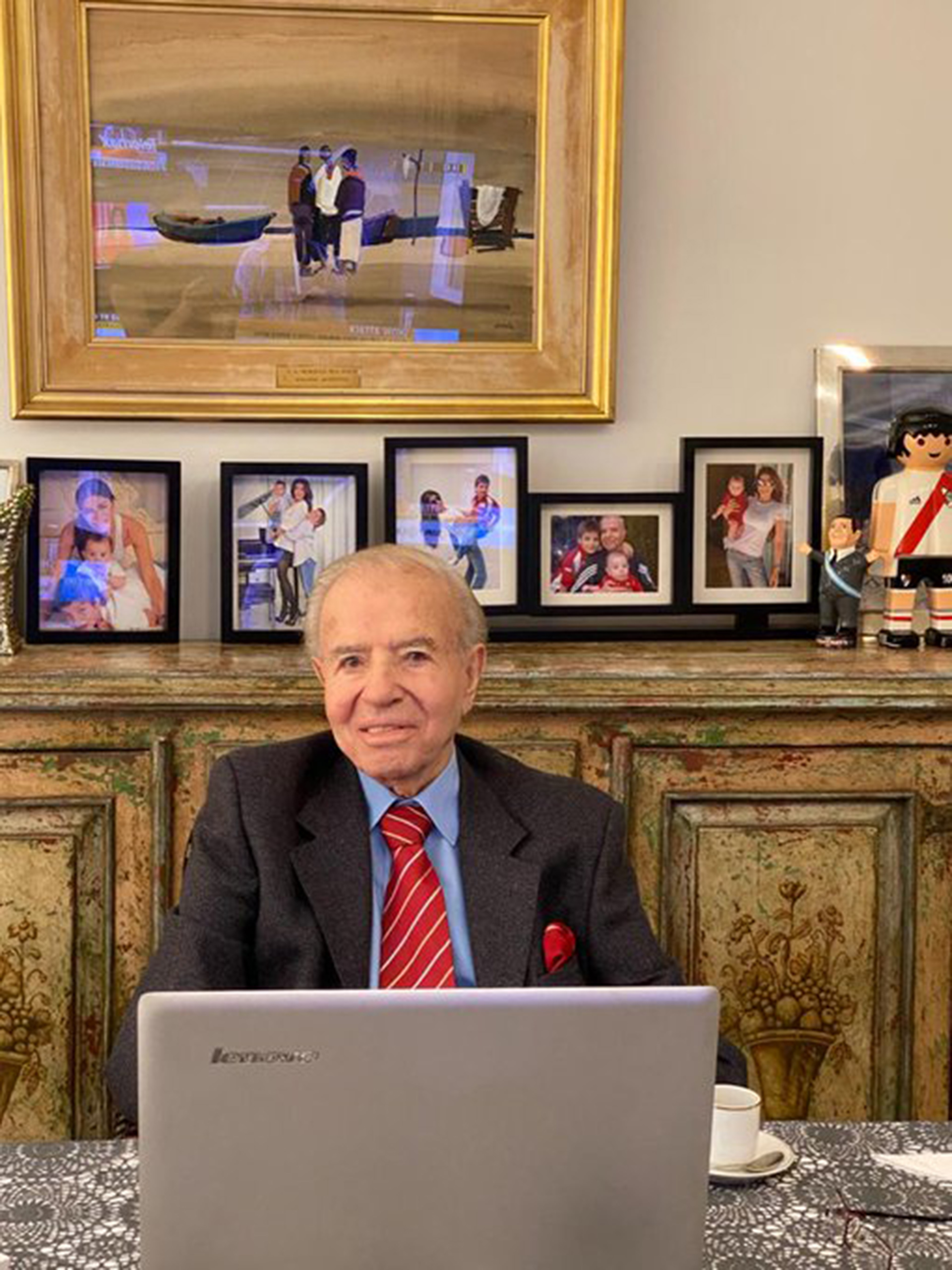 El ex presidente Carlos Menem, desde su casa, participando de la sesión