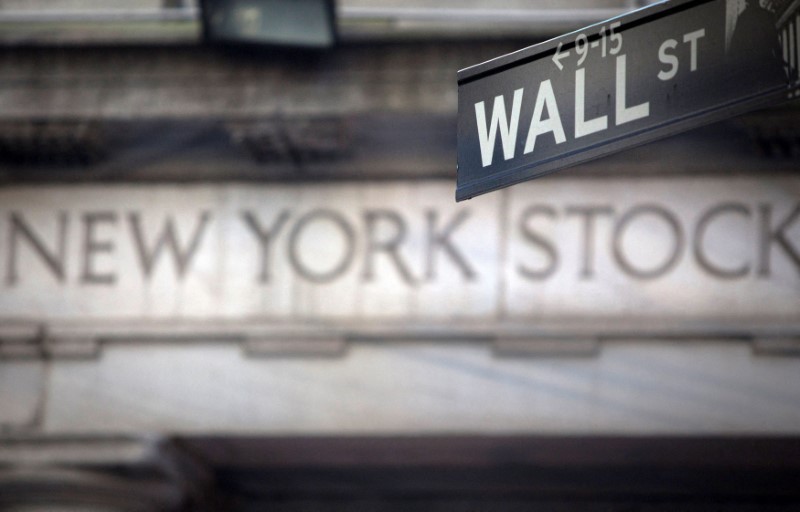 Imagen de archivo de un letrero de la calle Wall Street afuera de la Bolsa de Valores de Nueva York en Nueva York, Estados Unidos. 28 de octubre, 2013. REUTERS/Carlo Allegri/Archivo