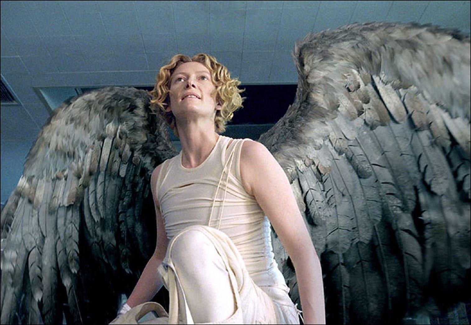 Tilda Swinton es el ángel Gabriel en "Constantine". (Warner Bros)