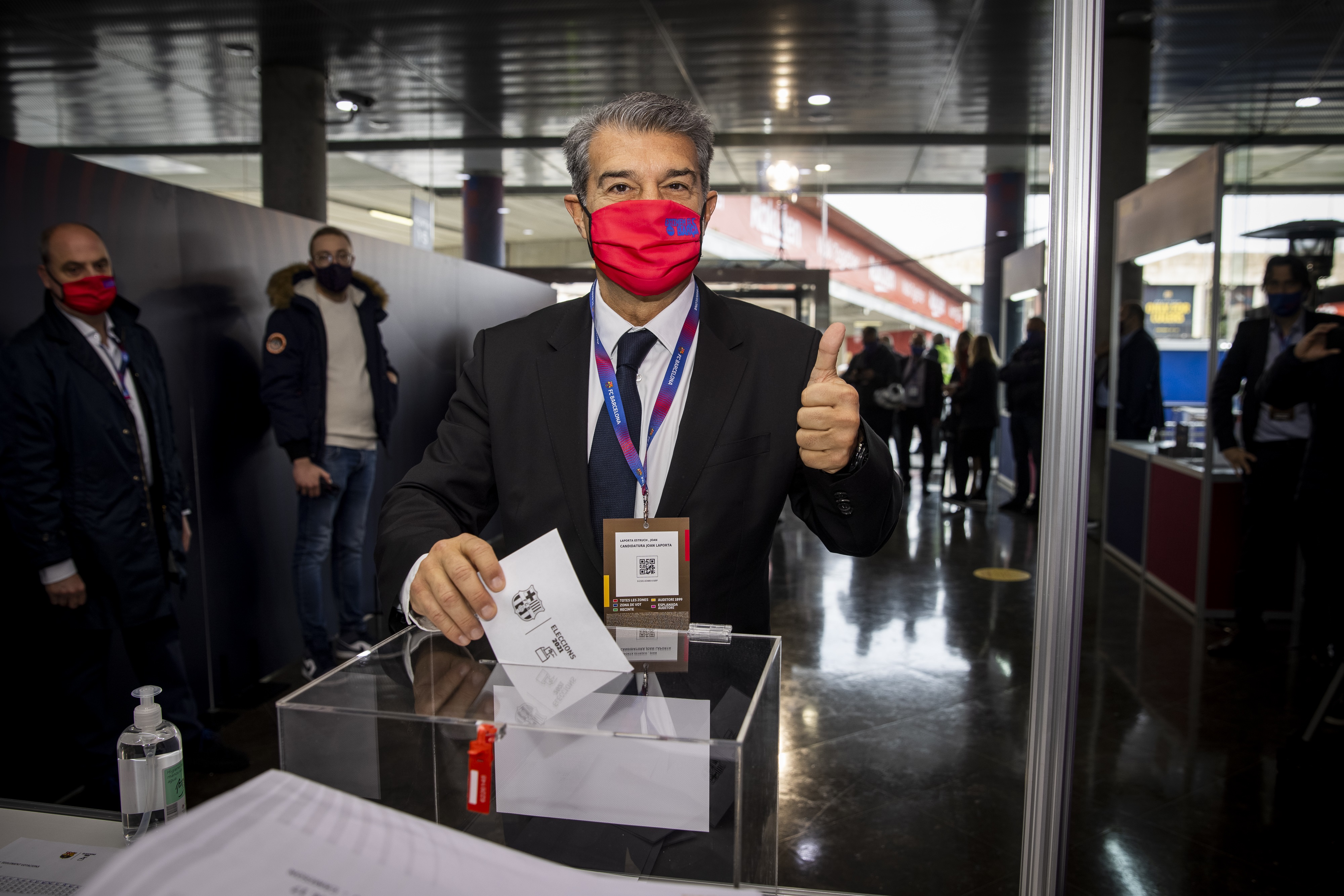Joan Laporta, votando en la jornada de elecciones presidenciales del FC Barcelona del domingo 7 de marzo (FCB)
