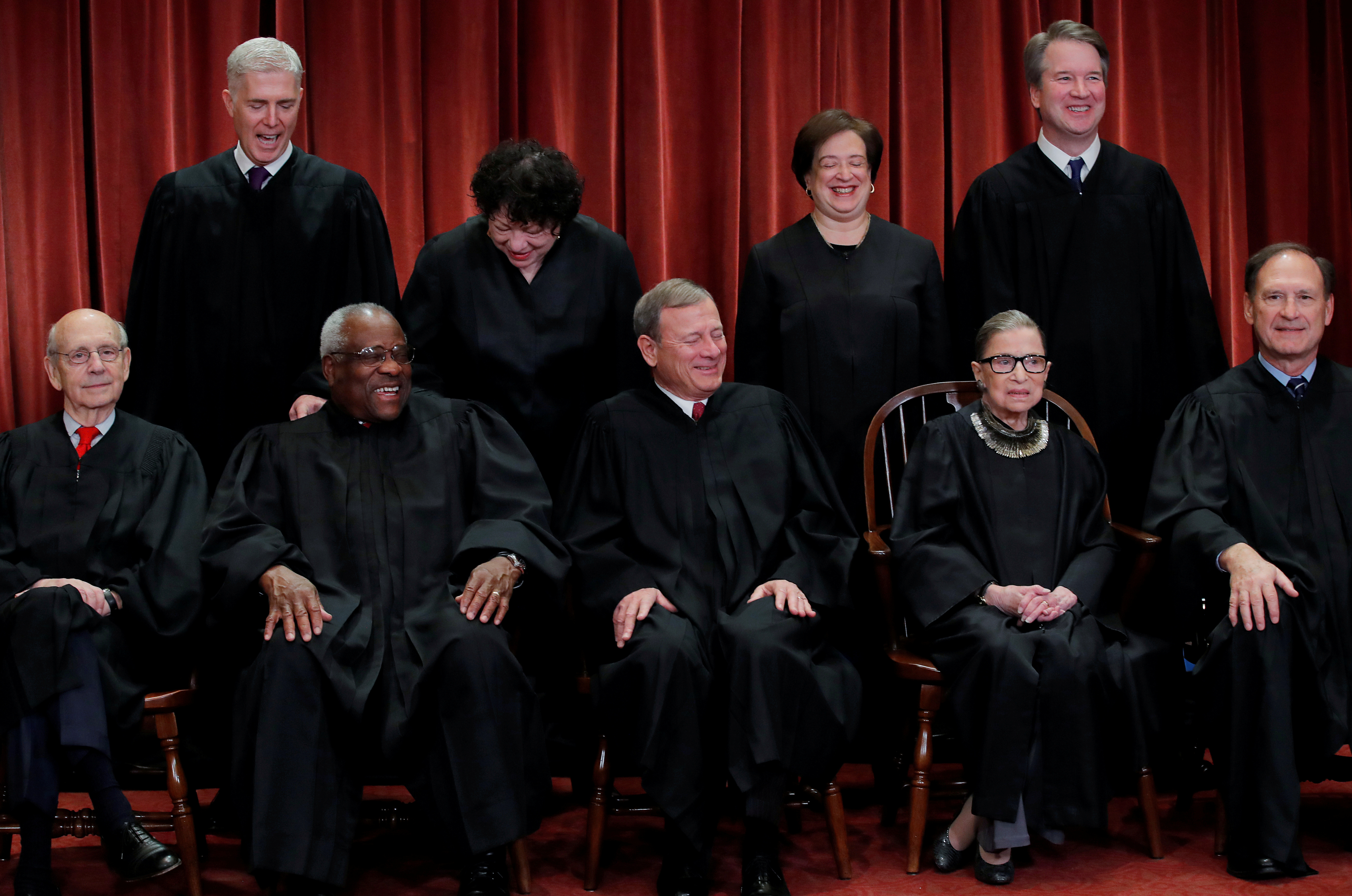 Foto de los nueve jueces de la Corte Suprema de EEUU antes de la muerte de Ginsburg. Foto: REUTERS/Jim Young