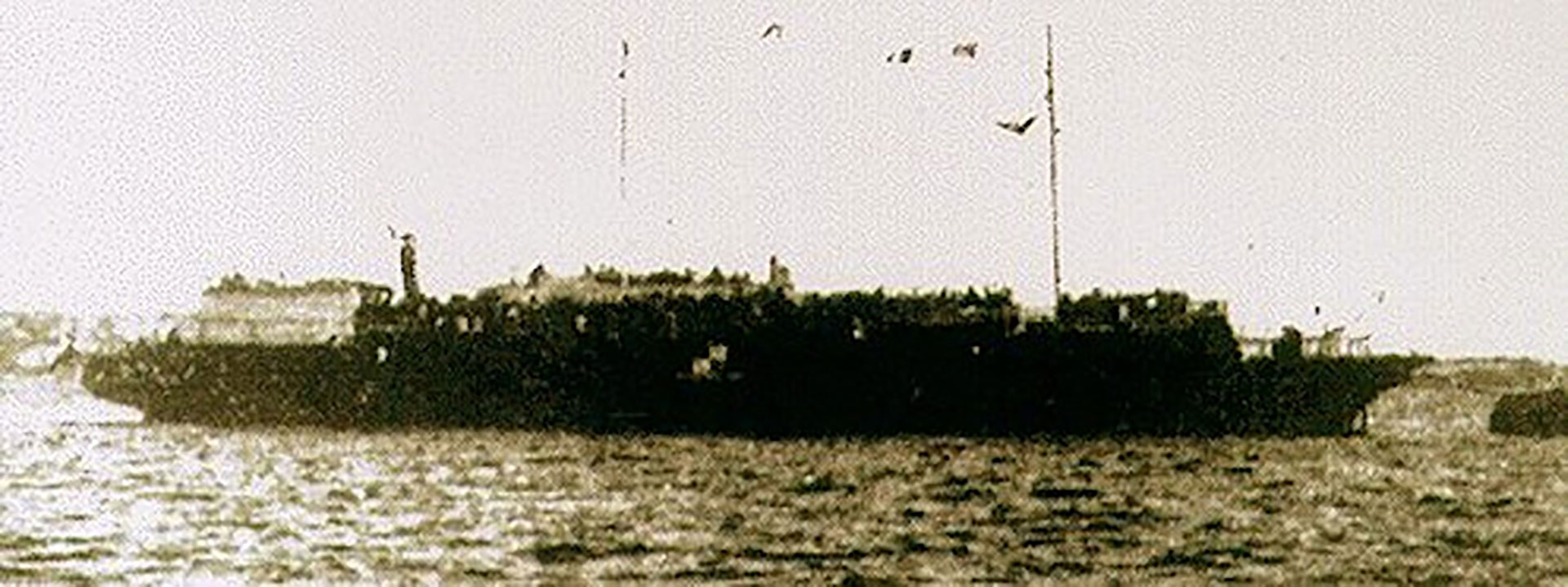El Struma en una de sus últimas fotos, en el puerto de Estambul poco antes de explotar por el ataque de un submarino soviético