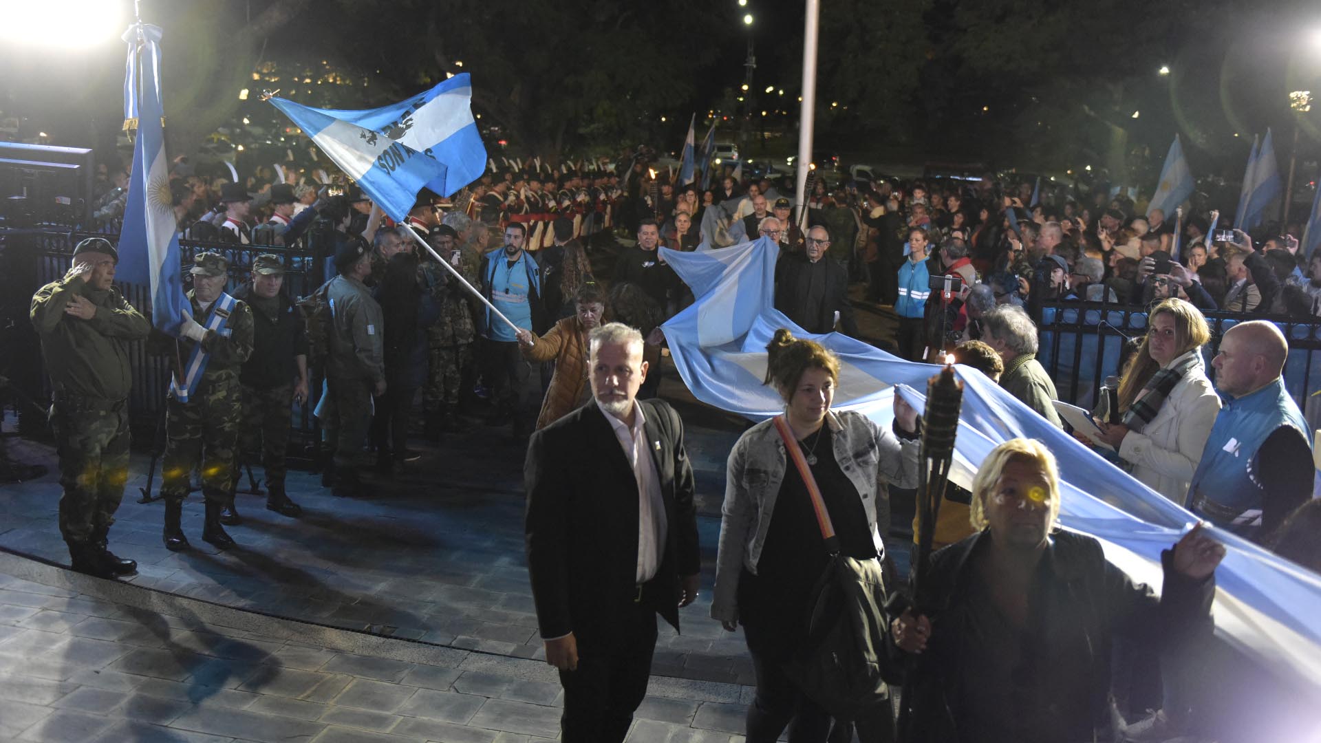 Una gran bandera de la Argentina estuvo presente en el homenaje a los caídos en la Guerra de Malvinas que se realizó en el barrio de Retiro