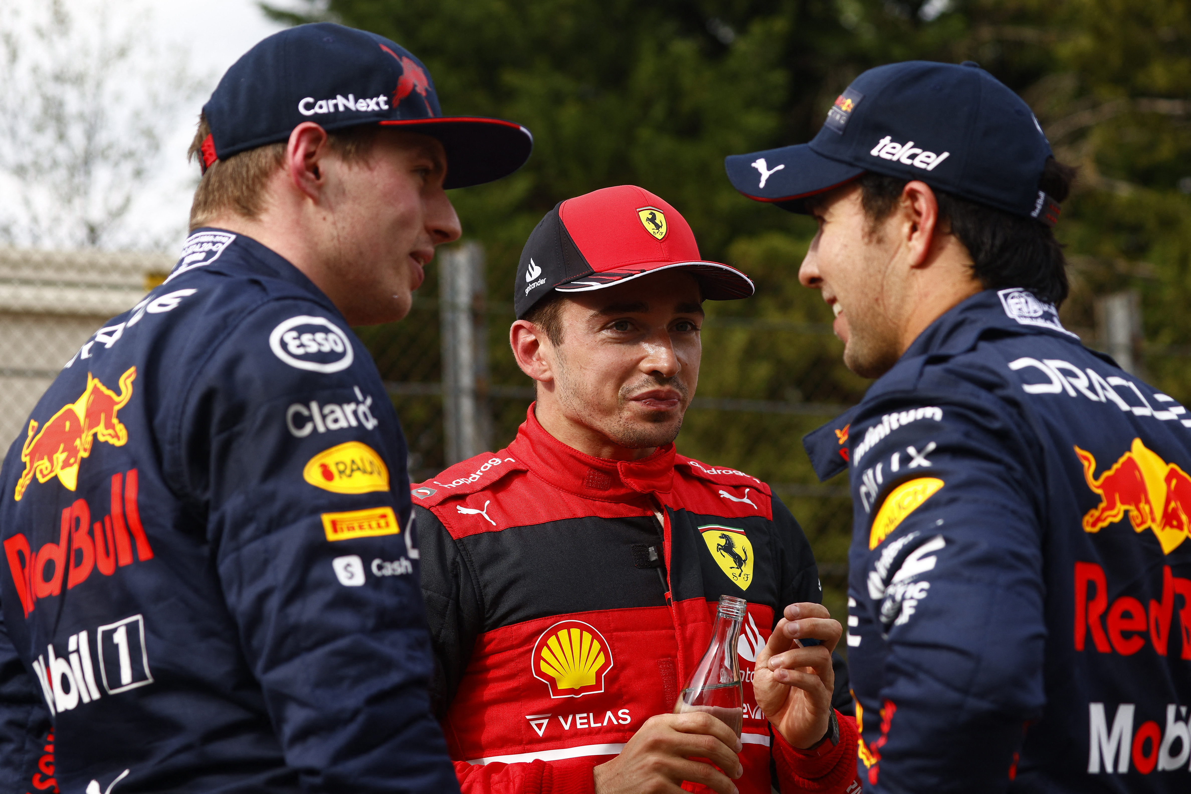 Max Verstappen (Red Bull), Charles Leclerc (Ferari) y Sergio Pérez (Red Bull) largarán desde los tres primeros puestos de la parrilla del GP de Emilia Romaña (REUTERS/Guglielmo Mangiapane/Pools)