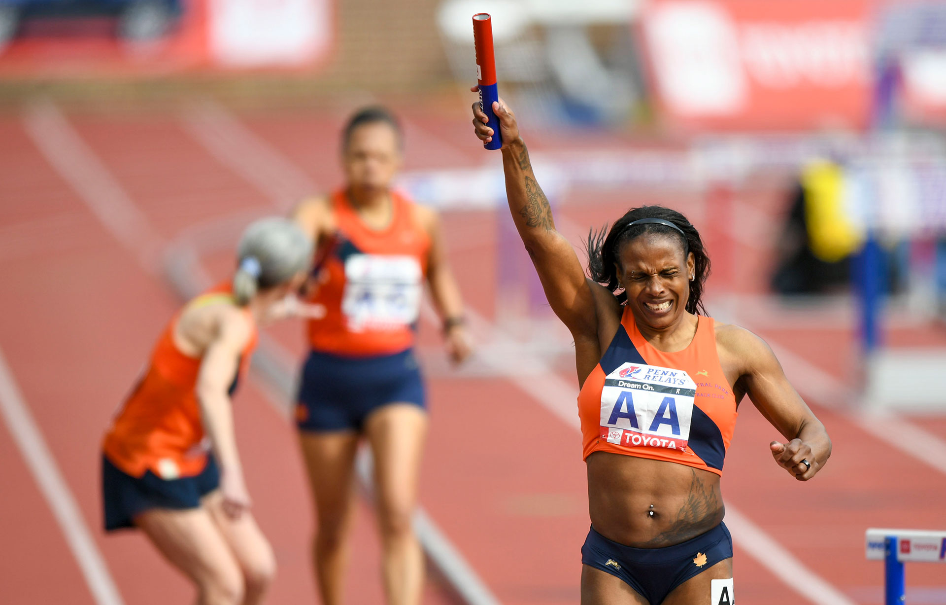 Nathalie Jones del Central Park Track Club celebra ganar la carrera maestra de 4x400 metros para mujeres mayores de 40 años (Jonathan Newton/Washington Post)