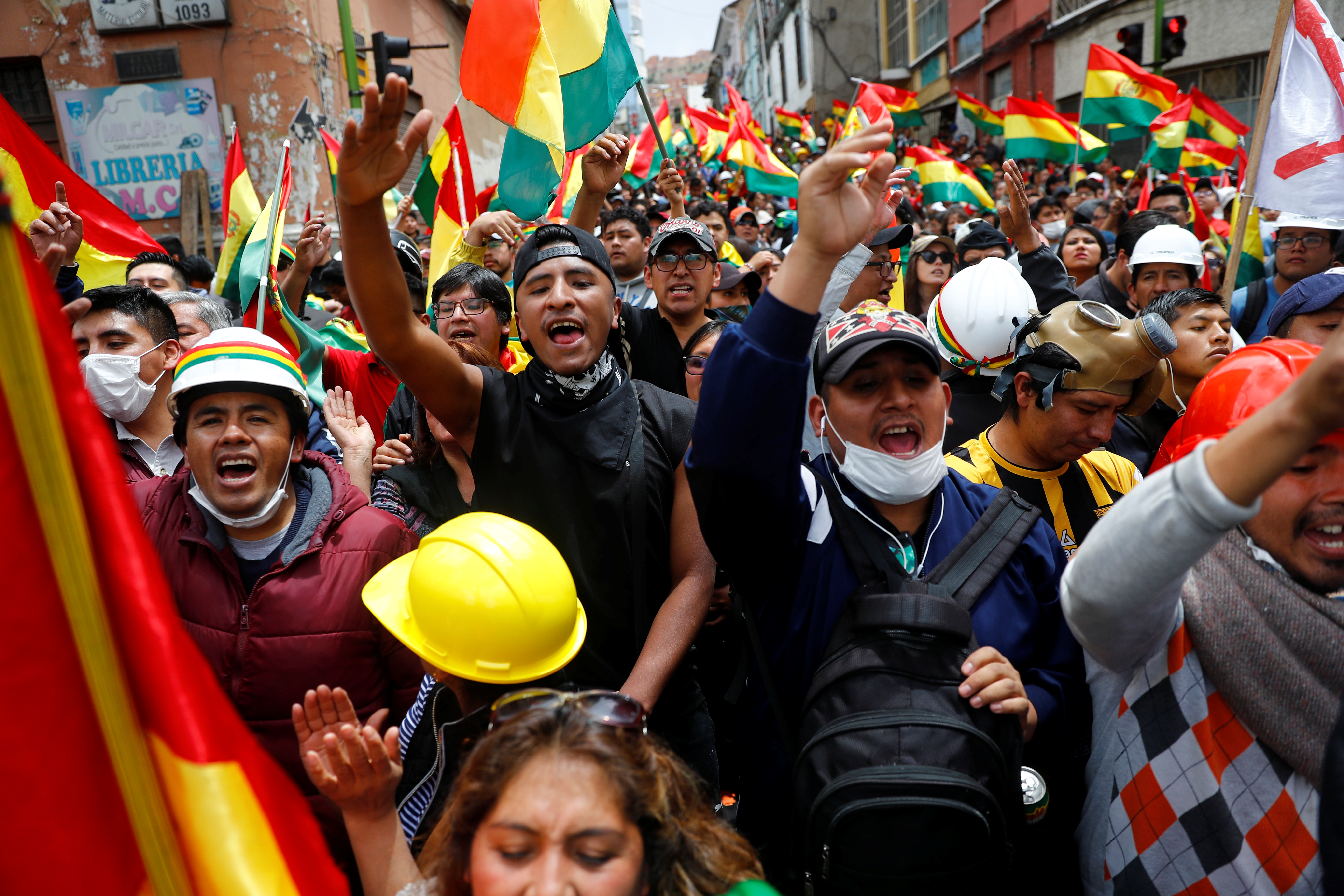 Miles de bolivianos salieron a las calles en las últimas semanas para protestar por el fraude en las elecciones del 20 de octubre (Reuters/ Kai Pfaffenbach)