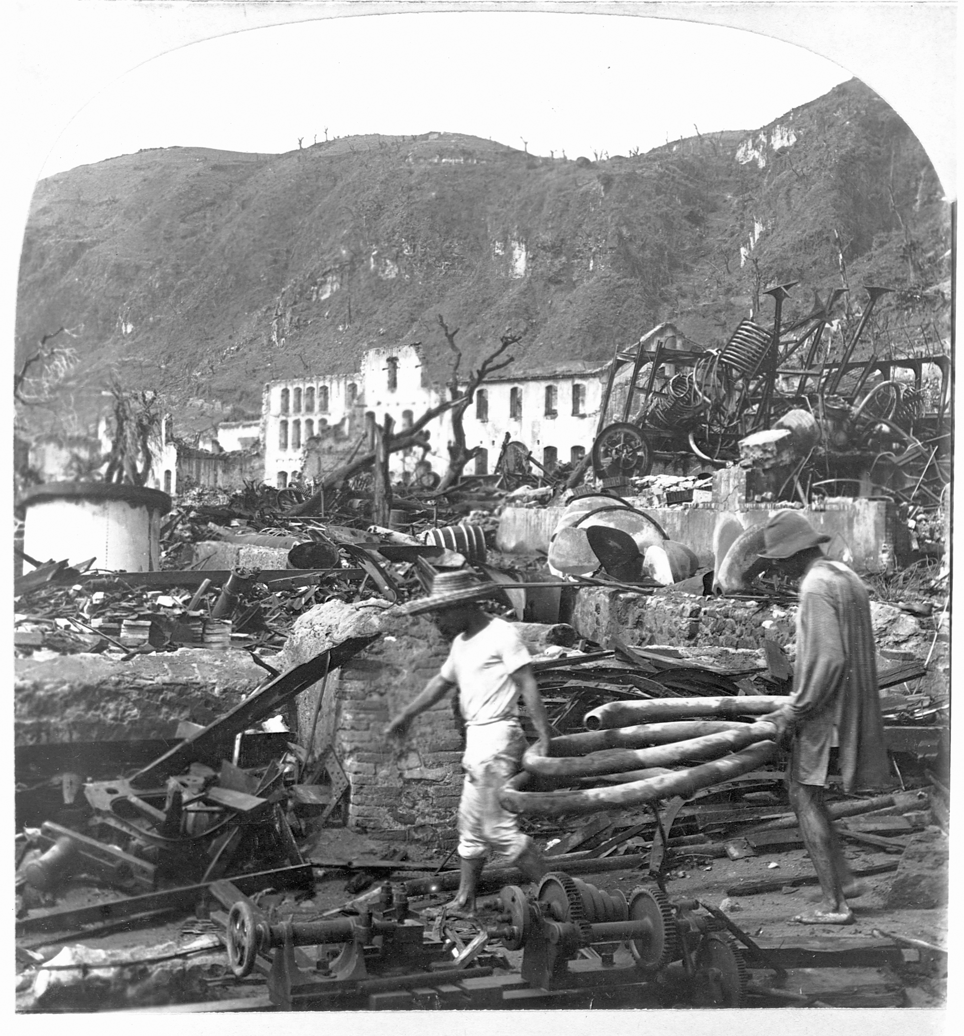 Todo fue destrucción y devastación en Saint Pierre. Los gases que desprendió el volcán se desplazaron a mucha velocidad hacia la ciudad y provocaron una catástrofe.  (Photo by Keystone View Company/Library of Congress/Corbis/VCG via Getty Images)