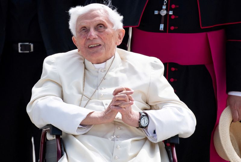 El papa emérito Benedicto XVI gesticula en el aeropuerto de Múnich antes de su partida hacia Roma, el 22 de junio de 2020. Sven Hoppe/Pool vía REUTERS/Archivo