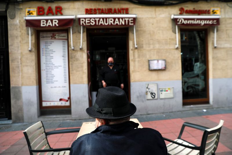Evaristo Pose Pérez, propietario del restaurante "Domínguez", en la terraza de su bar durante la epidemia de coronavirus (COVID-19) en Madrid, 17 de febrero de 2021. REUTERS/Susana Vera