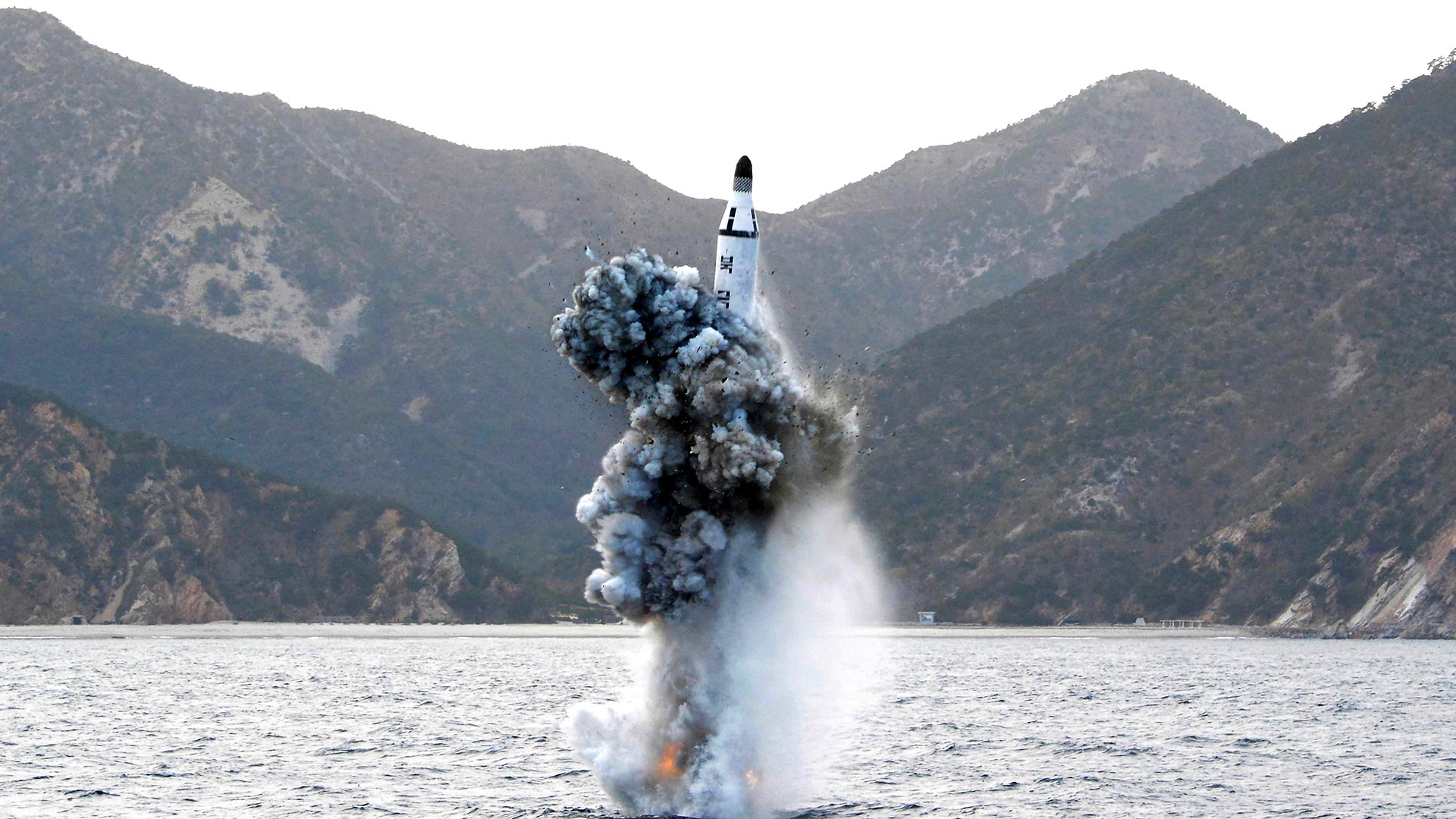 El anuncio se da en un contexto de una creciente tensión en la península de Corea y después de que el régimen de Kim Jong-un haya confirmado el lanzamiento de un “arma nuclear estratégica submarina”. (REUTERS)