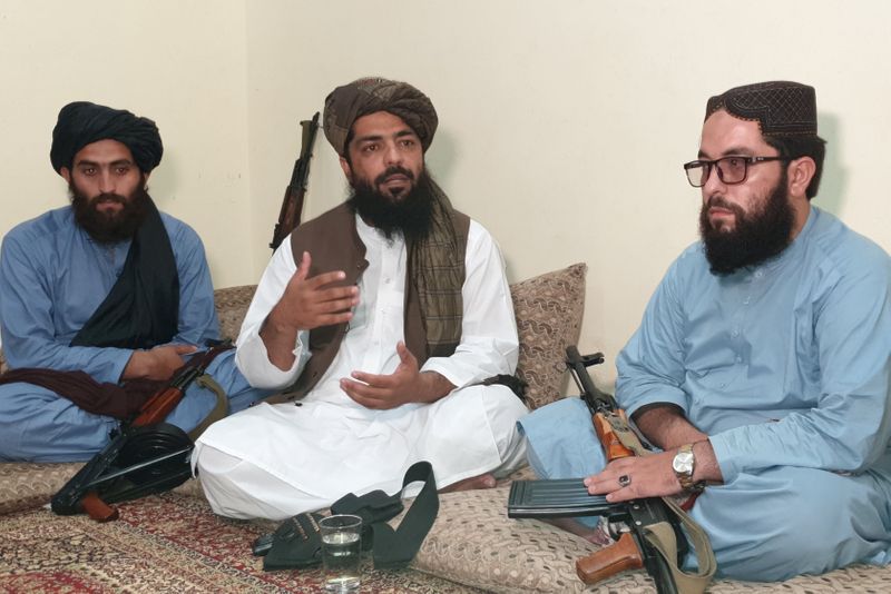 Waheedullah Hashimi, comandante talibán, habla con la agencia de noticias Reuters durante una entrevista en un sitio no identificado cerca de la frontera Afganistán-Pakistán. Confirmó que el país se regirá por la sharia, la ley islámica más radical (Reuters)