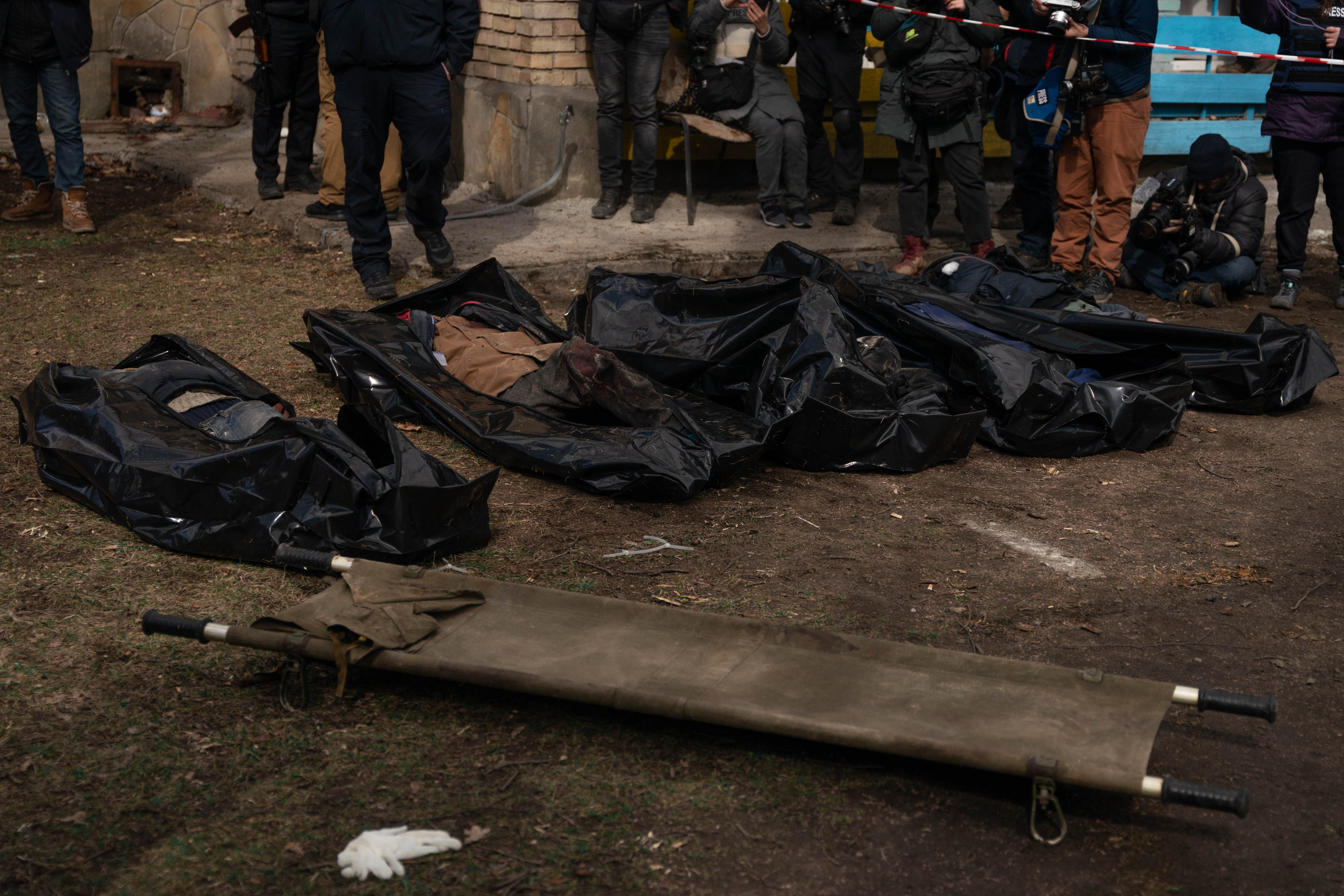 Ninguna de las víctimas, presuntamente todos ucranianos civiles, tenía en sus vestimentas algún tipo de identificación (Franco Fafasuli - Infobae)