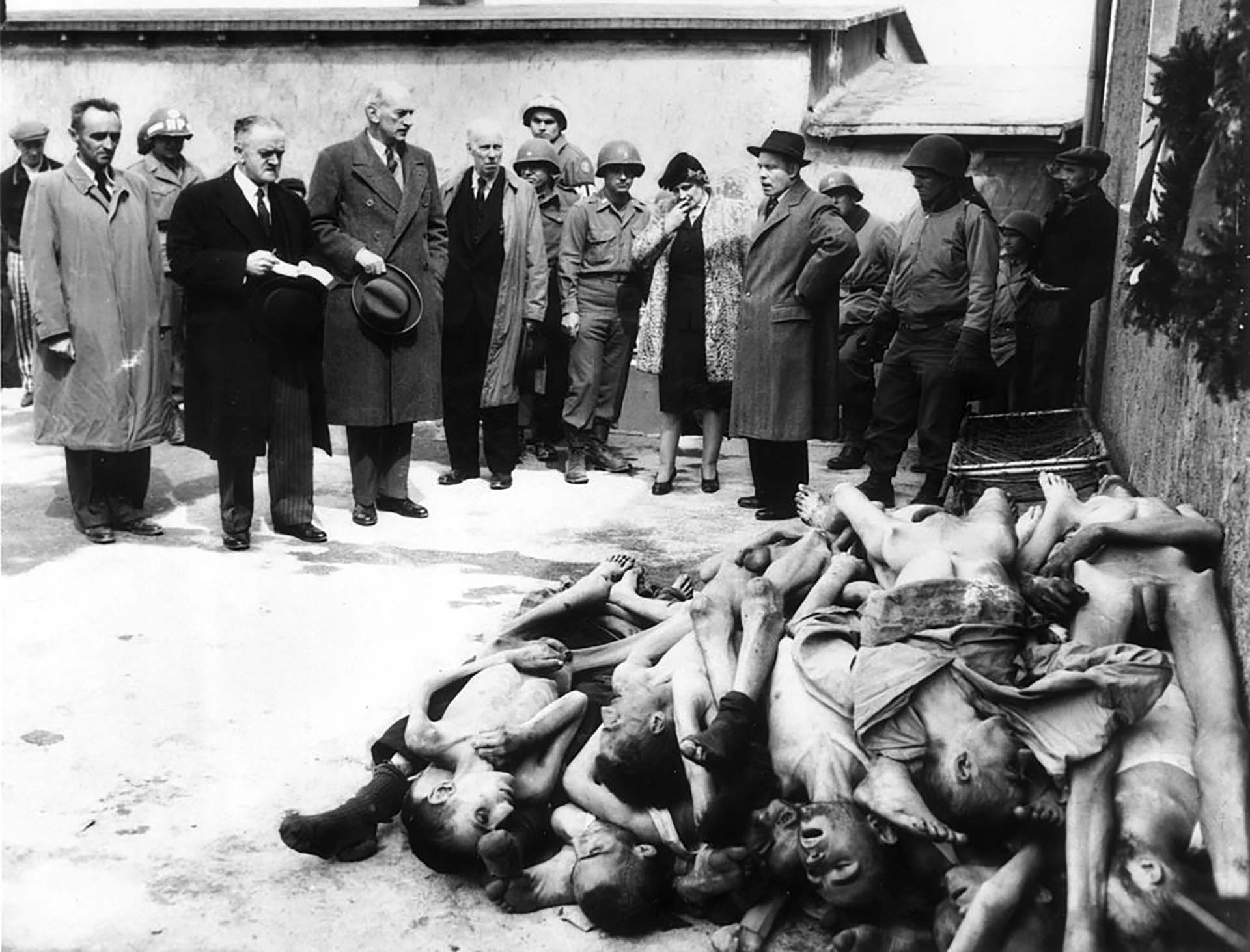 23 de abril de 1945: La visita de parlamentarios británicos, un periodista y soldados al campo de exterminio de Buchenwald. Frente a ellos se apilan cadáveres desnudos de víctimas de los nazis (Hulton Archive/Getty Images)
