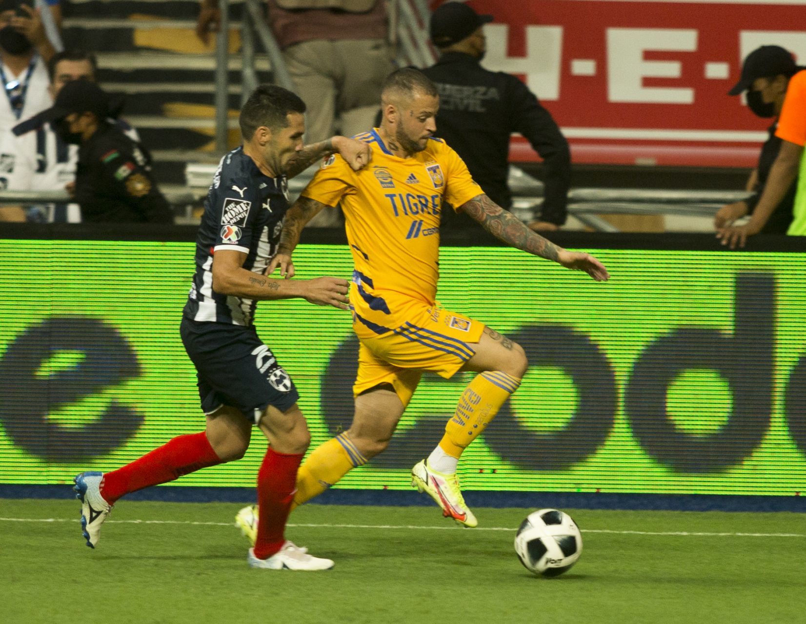 MONTERREY, NUEVO LEÓN, SEPTEMBER 19, 2021.- The Rayados del Monterrey win 2-0 against the Tigres, at the BBVA stadium, in the Clásico Regio 126, a match corresponding to day 9 of the Apertura 2021. PHOTO: GABRIELA PÉREZ MONTIEL / CUARTOSCURO .COM