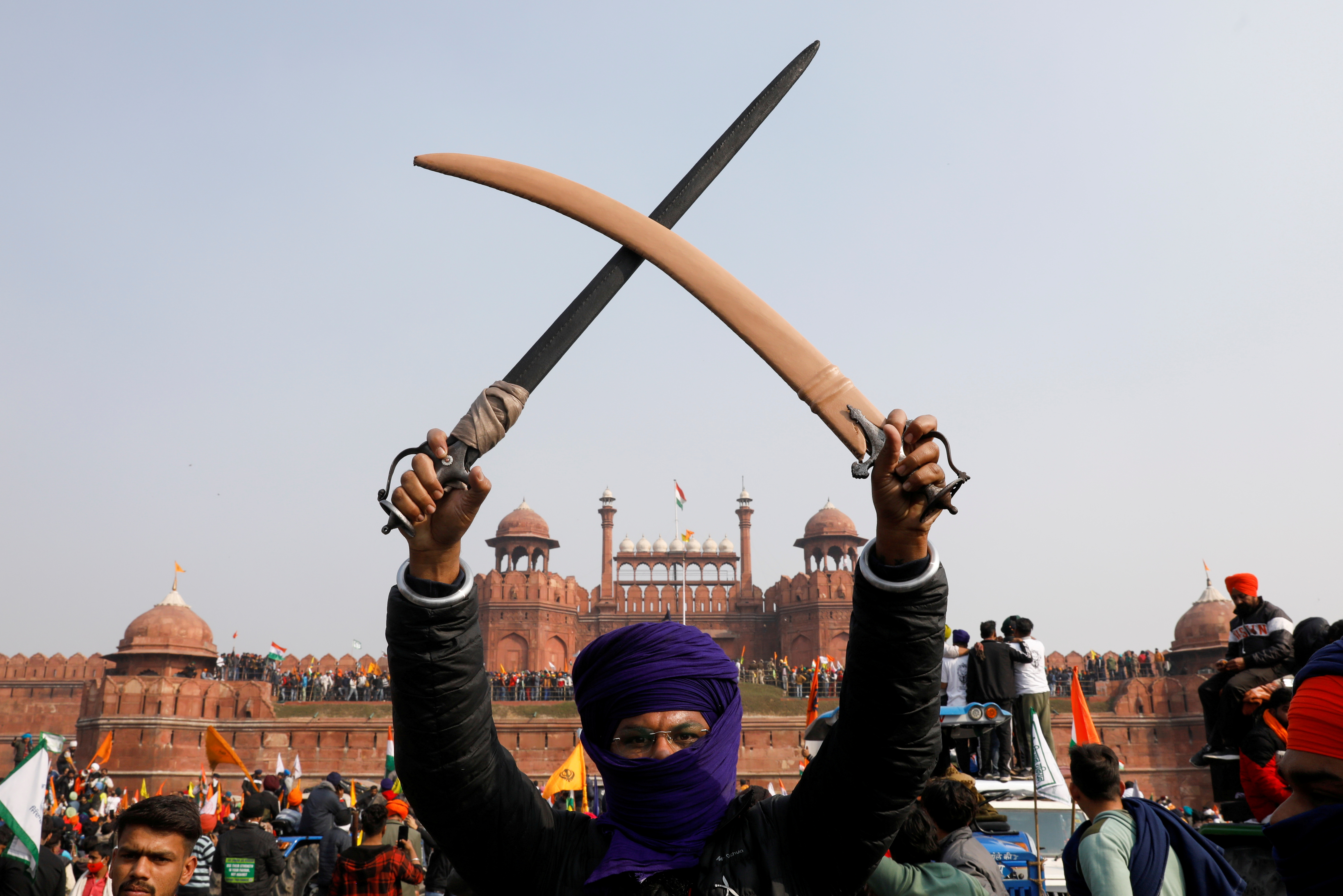 Un agricultor sostiene una espada durante una protesta contra las leyes agrícolas introducidas por el gobierno en el histórico Fuerte Rojo de Delhi, el 26 de enero de 2021 (REUTERS/Adnan Abidi)