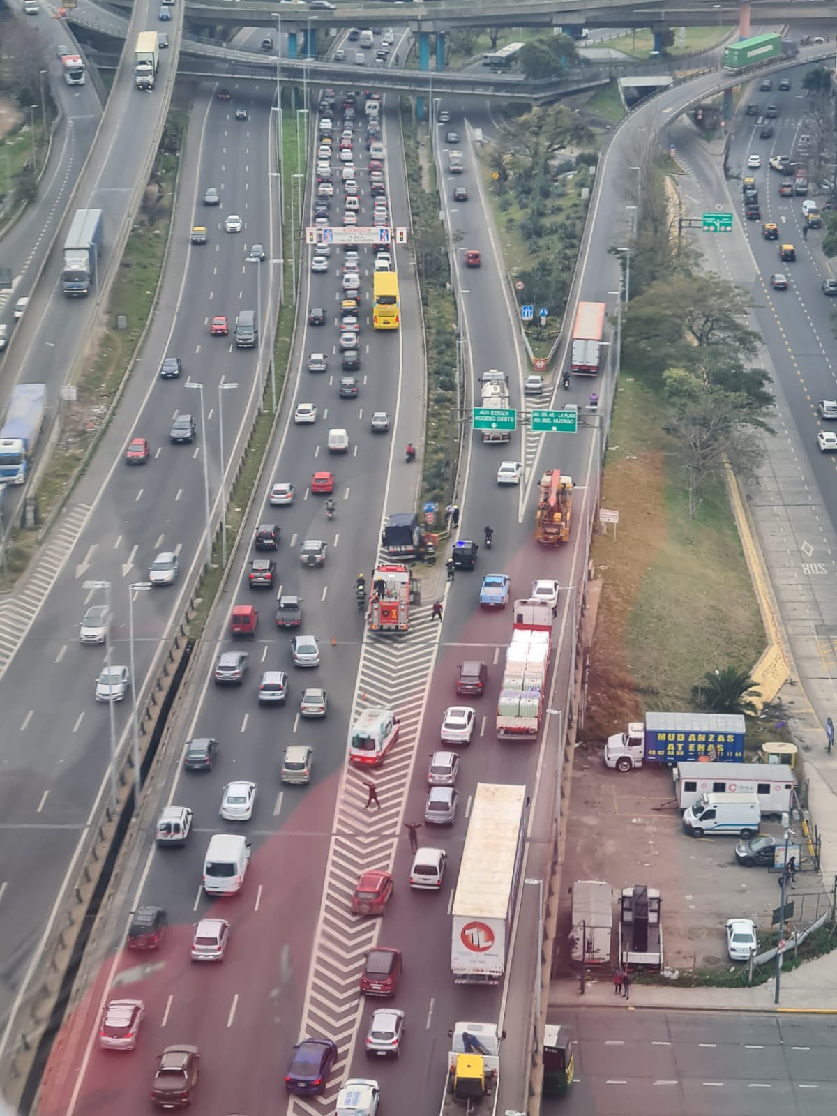 Se registraron algunas demoras en el tráfico sobre la autopista 9 de Julio Sur debido al accidente en el que un hombre murió aplastado por su propia camioneta. 