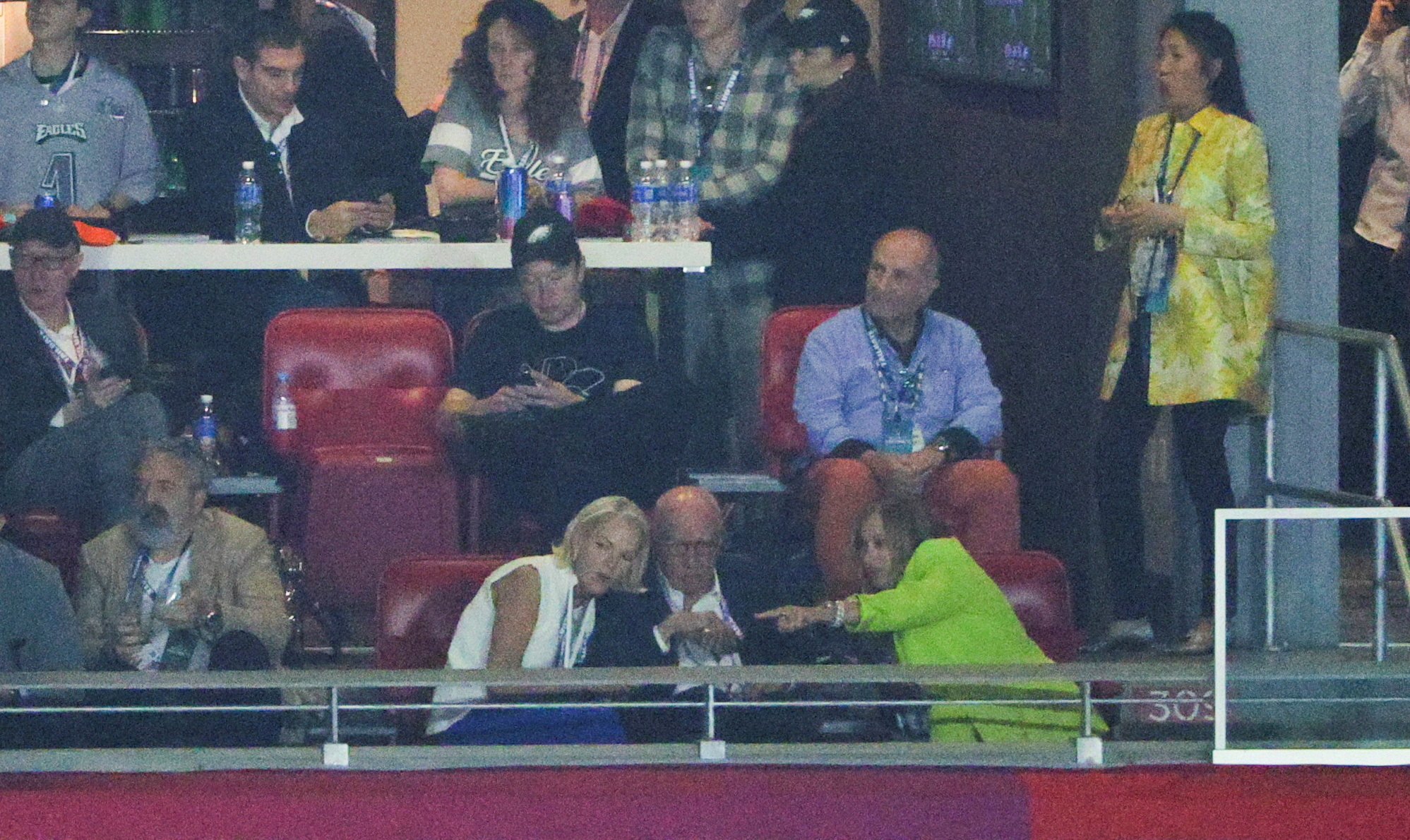 Rupert Murdoch junto a su pareja en el Super Bowl en febrero (Reuters)