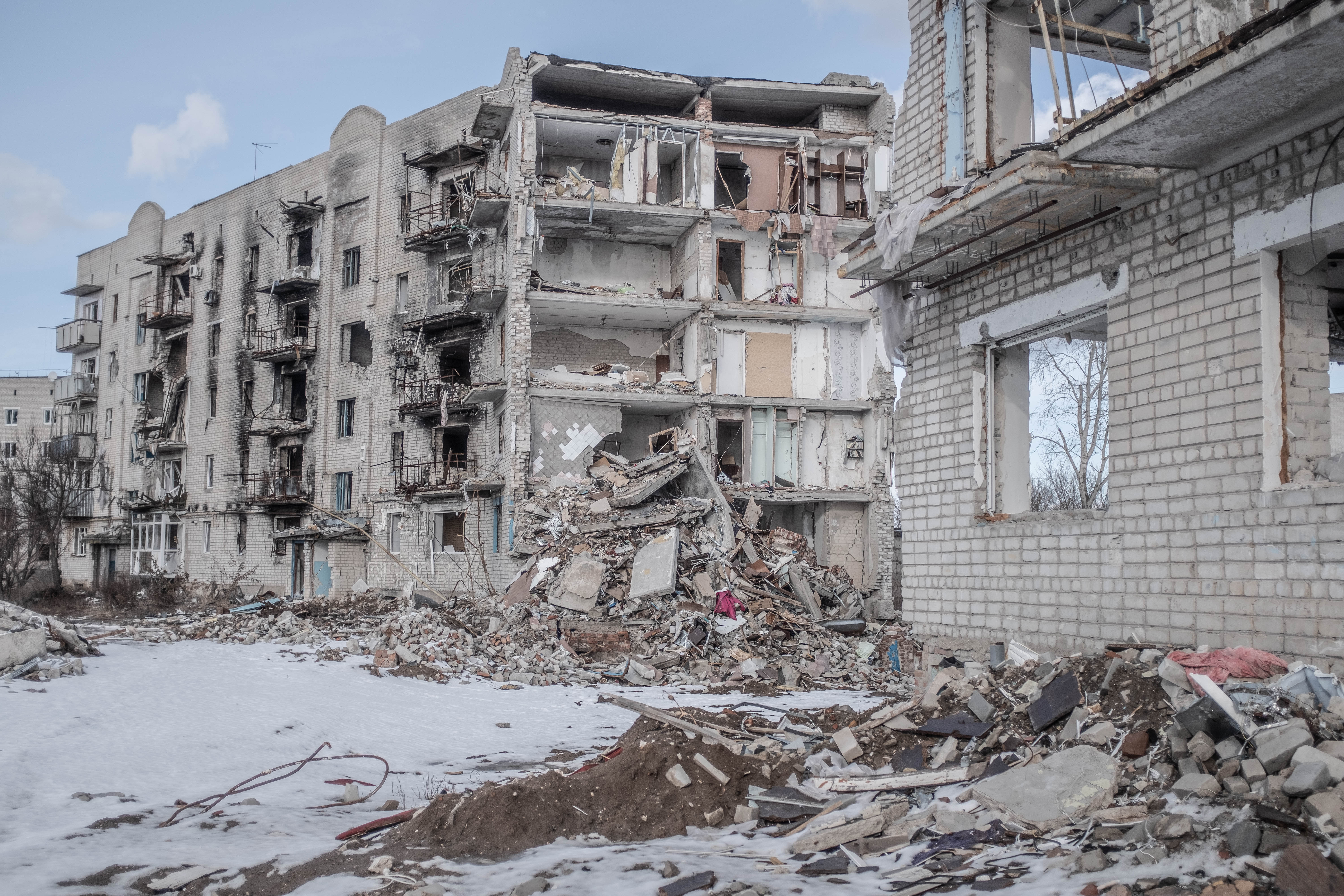 Edificios residenciales de la ciudad de Izium, reducidos a escombros en una de las ciudades mas afectadas por la invasion rusa en el este de Ucrania.