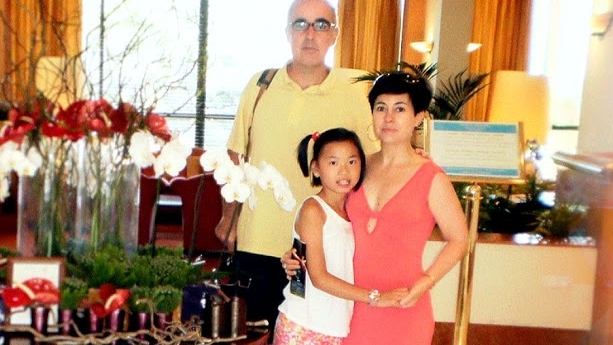 En 2001 viajaron a China a buscar a su hija, quien por entonces tenía nueve meses y se llamaba Yong Fang. Se enamoraron de la bebé, le pusieron de nombre Asunta y volvieron los tres felices a España