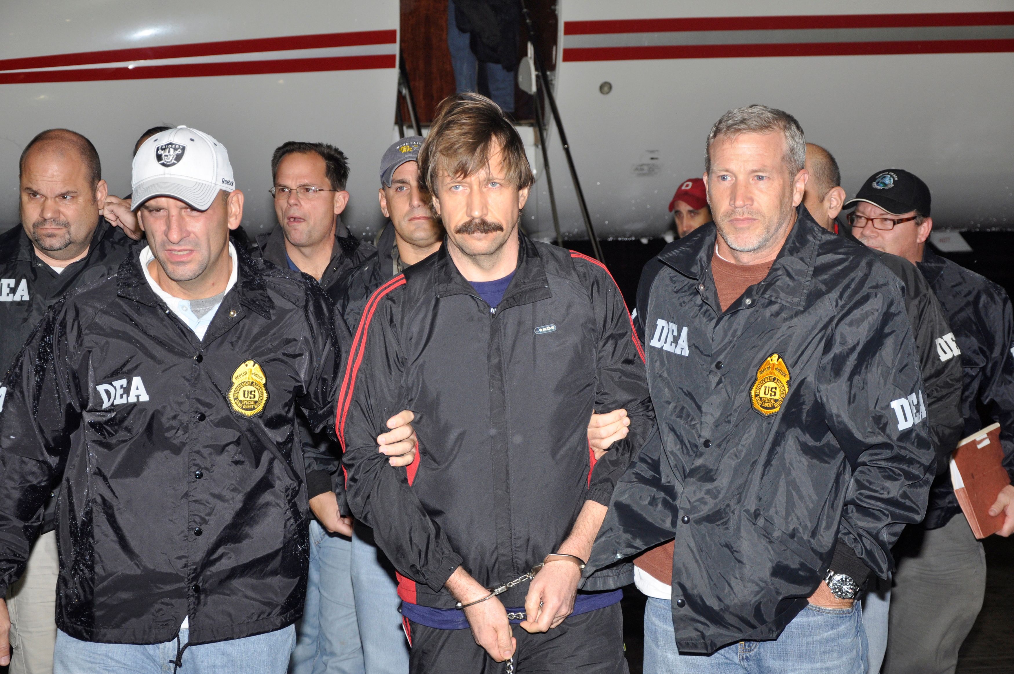 FOTO DE ARCHIVO: El traficante de armas ruso Viktor Bout es escoltado por agentes de la Administración para el Control de Drogas (DEA) tras llegar al aeropuerto del condado de Westchester en White Plains, Nueva York, el 16 de noviembre de 2010 (Reuters)