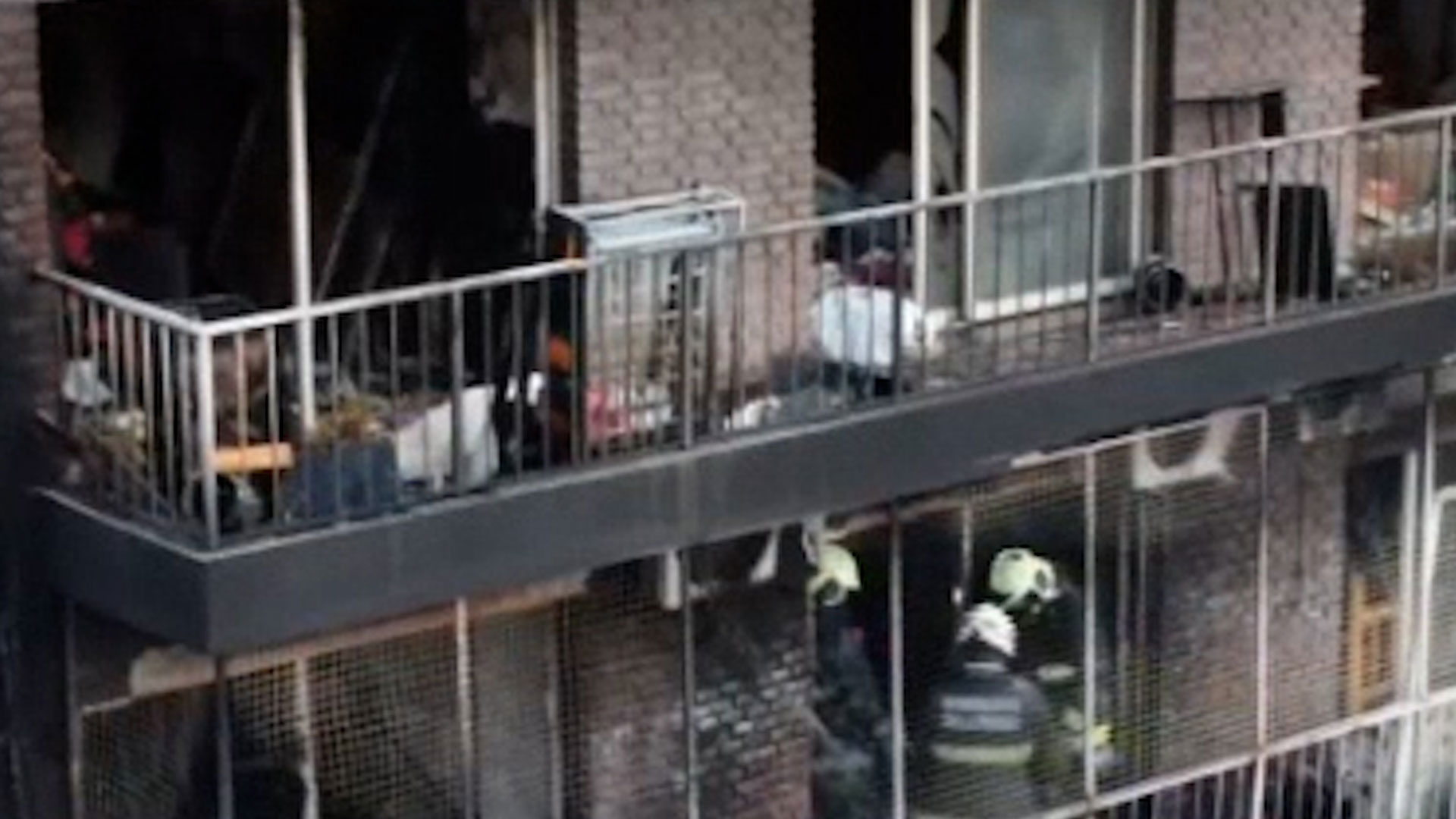 Personal de Bomberos de la Ciudad recorre todos los pisos del edificio siniestrado en el barrio porteño de Recoleta. (Captura C5N)