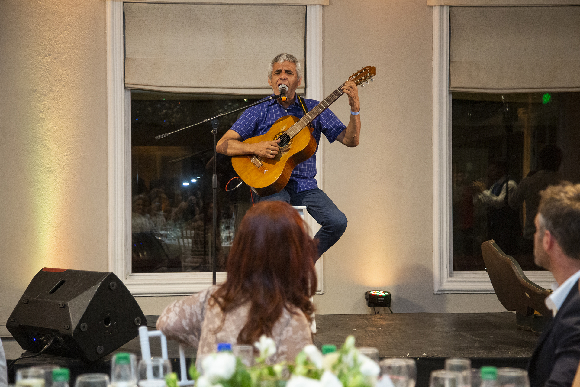 Peteco Carabajal cantó y luego los invitados bailaron.