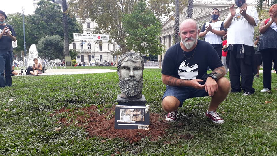 Sergio Maldonado junto al busto de su hermano, el 24 de marzo en Plaza de Mayo