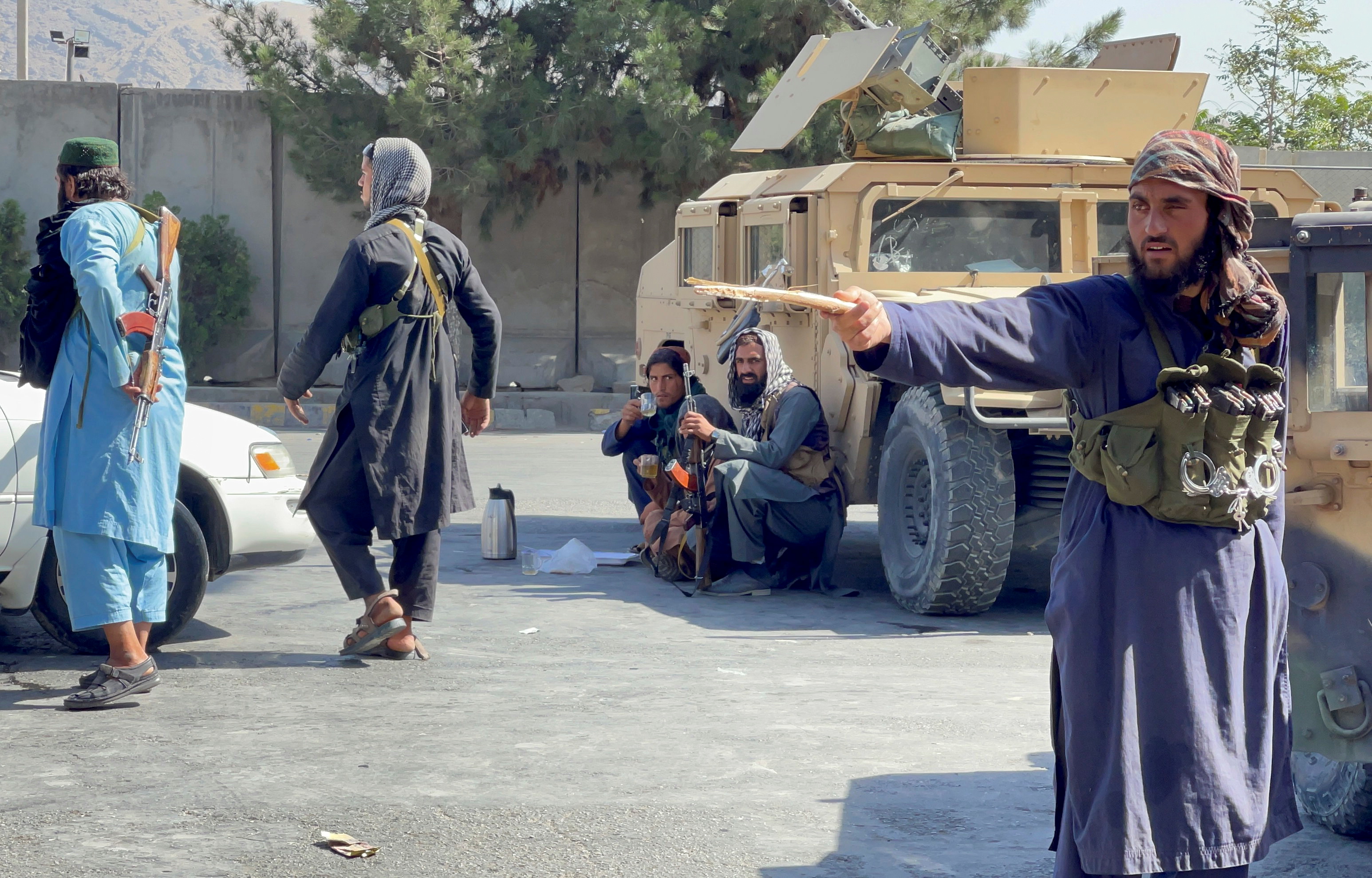 Las fuerzas del Talibán bloquean las carreteras alrededor del aeropuerto en Kabul, Afganistán, 27 de agosto de 2021. REUTERS 